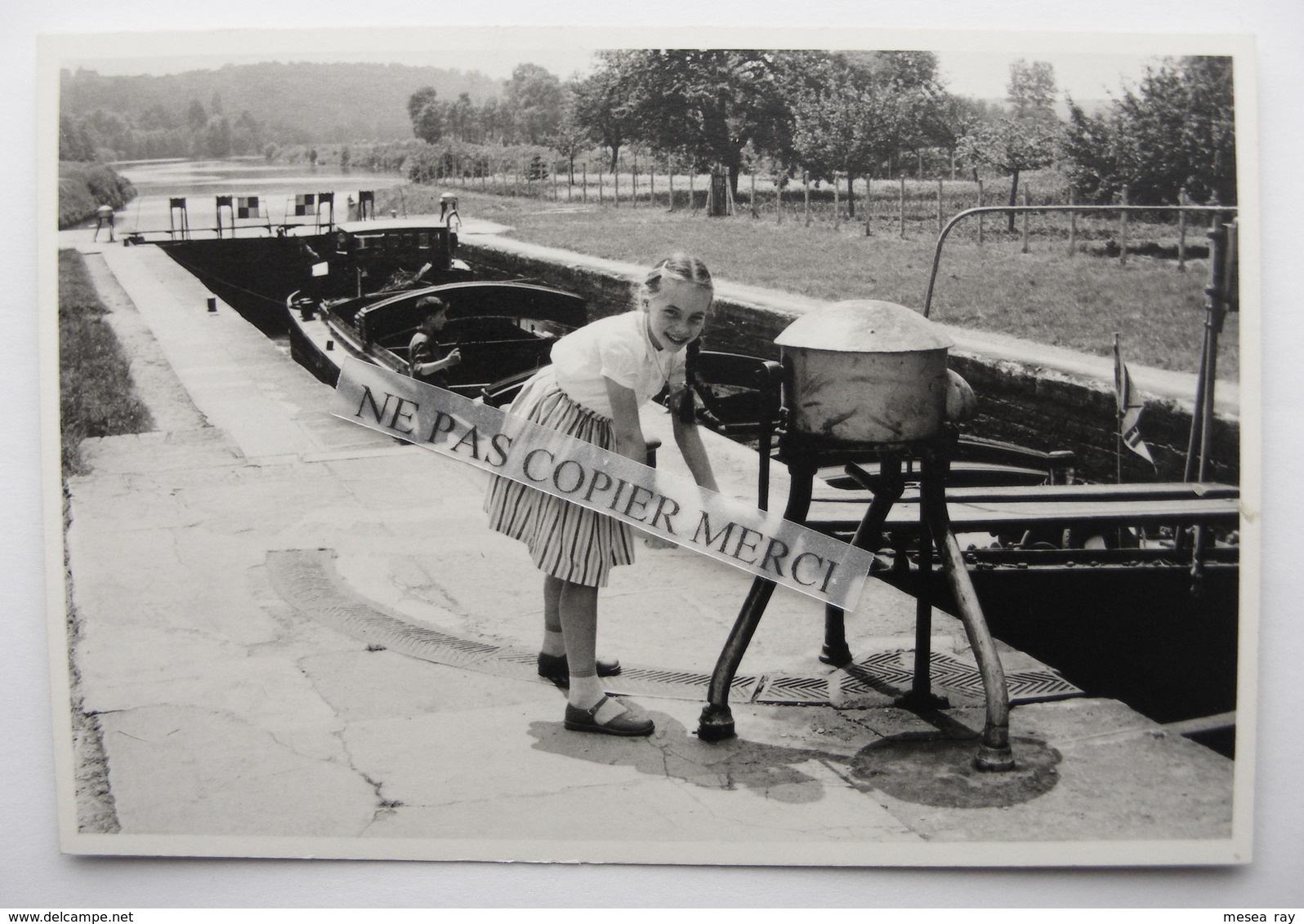 Peniche Dans Une écluse Petite Fille Manivelle 1957 Belle Photo Originale Cliché Amateur - Bateaux