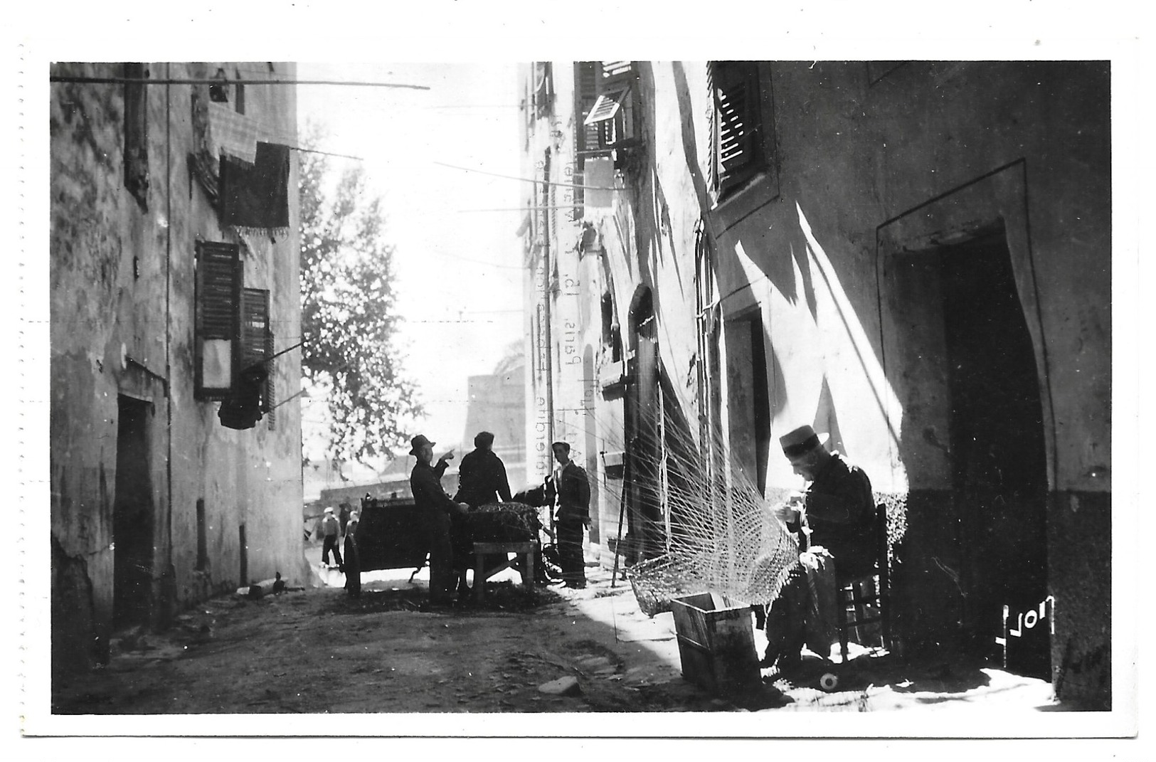 Ajaccio Pécheur Tréssant Une Nasse Vieille Rue - Ajaccio