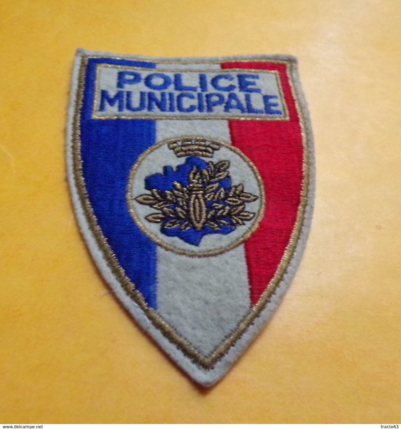 POLICE MUNICIPALE, écu Tricolore, Sans Sigle, 120 X 85 Mm , BON ETAT VOIR PHOTO . . POUR TOUT RENSEIGNEMENT ME CONTACTER - Ecussons Tissu