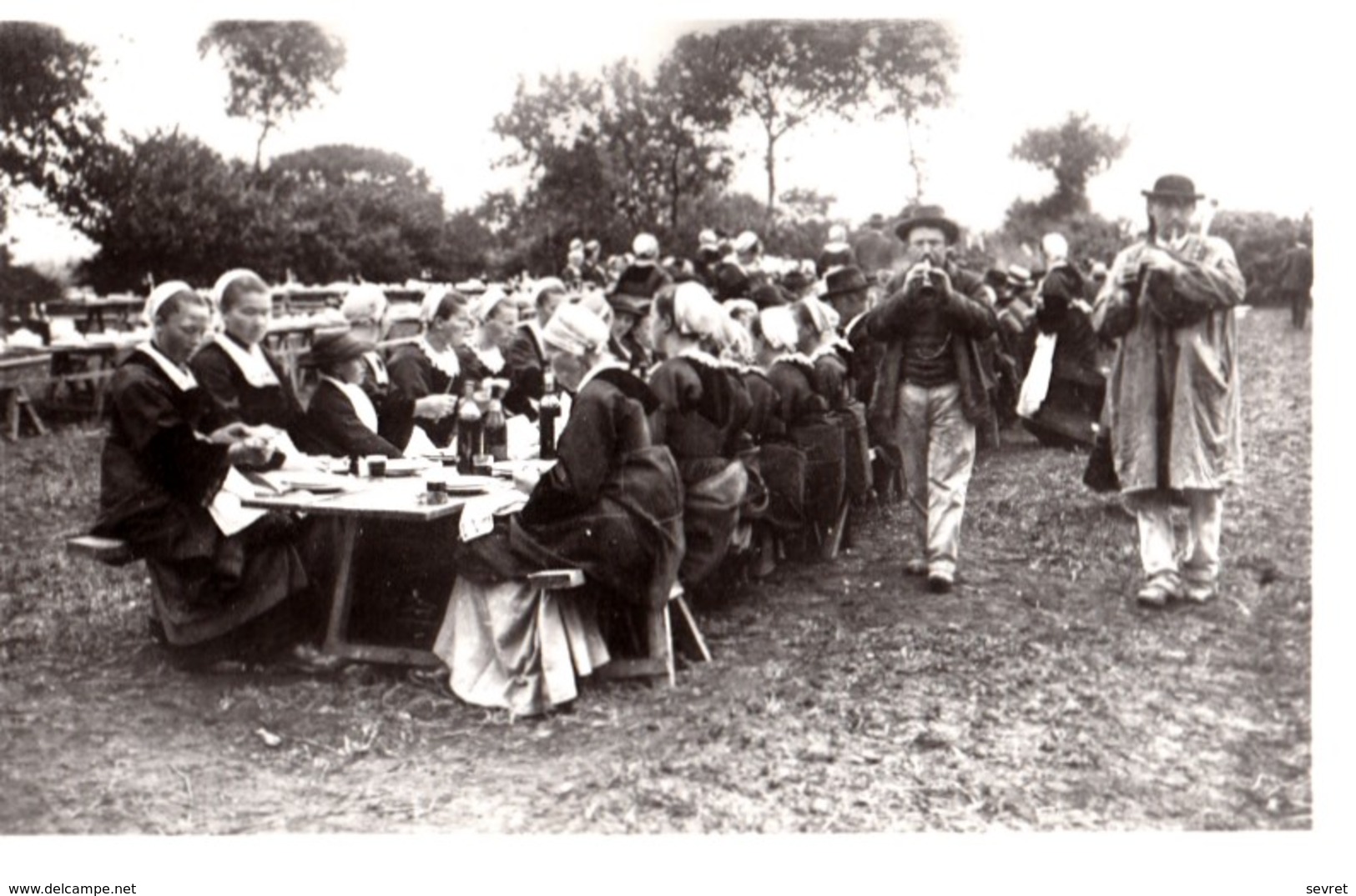 Une Noce En Bretagne. - Joueurs De Biniou Et De Bombarde Font Le Tour Des Tables - Autres & Non Classés