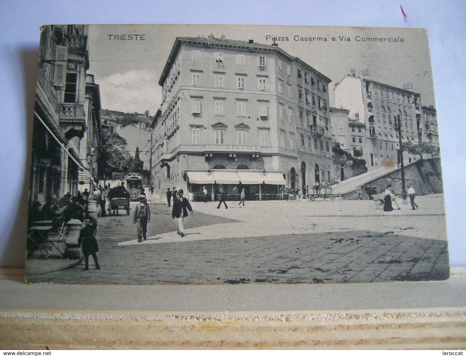 Trieste - Piazza Caserma ( Ora Piazza Dalmazia )  E Via Commerciale - Bar - Tram Filobus - Costumi Animata - Originale - Trieste