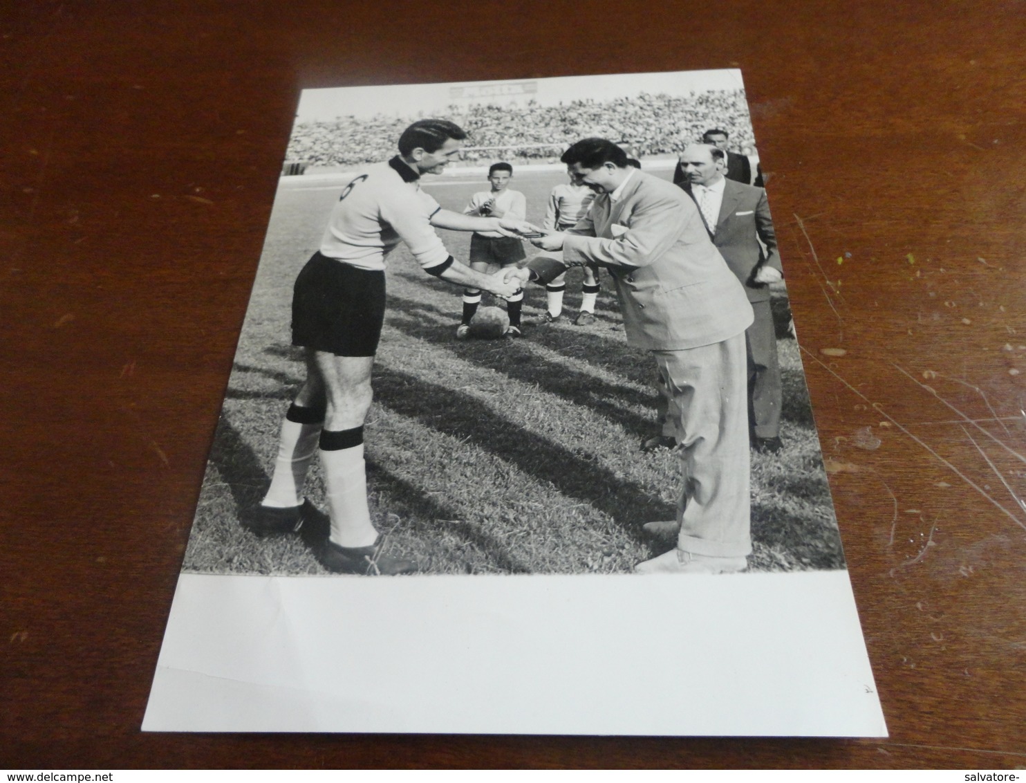 FOTO STADIO CON  CALCIATORE DA IDENTIFICARE ANNI 50 - Sport