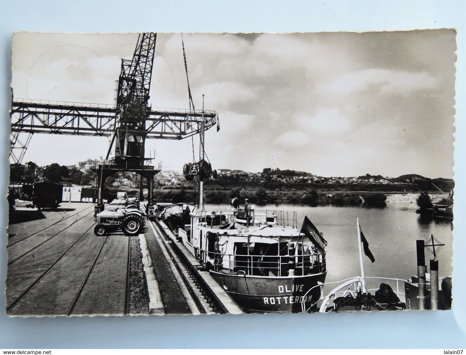 C.P.A : 92 GENNEVILLIERS, Port De Paris : Quai De Déchargement, Grue Tracteurs Péniche "Olive" Rotterdam, Timbre En 1960 - Gennevilliers