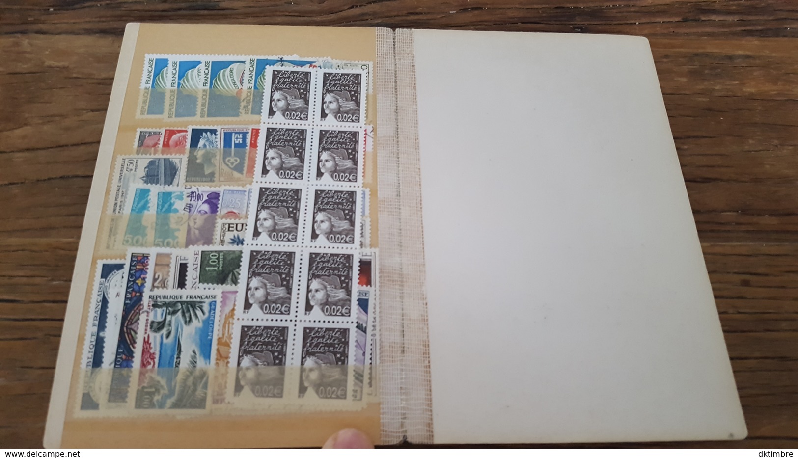 LOT 440196 ALBUM TIMBRE DIVERS PORT A 5 EUROS