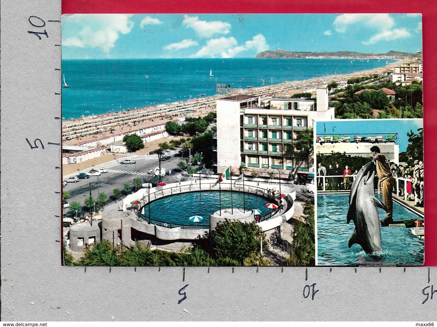 CARTOLINA VG ITALIA - RICCIONE (RN) - La Spiaggia - Veduta Panoramica - 10 X 15 - ANN. 1968 - Rimini