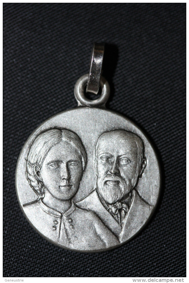 Pendentif Médaille Religieuse Uniface "Saints Louis Et Zélie Martin, Parents De Ste Thérèse De Lisieux" Religious Medal - Religion & Esotérisme