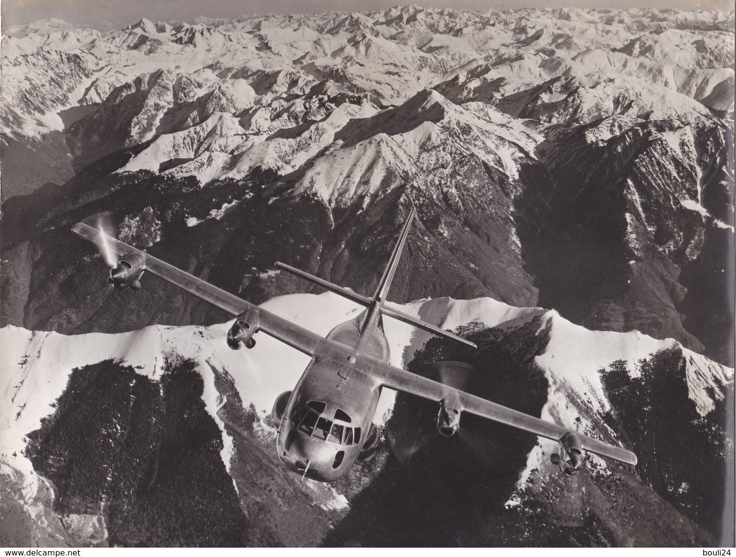AVIATION  PHOTO ORIGINALE  AVION MILITAIRE  AU DESSUS DES MONTAGNES     FORMAT 24 X 17 - Aviation