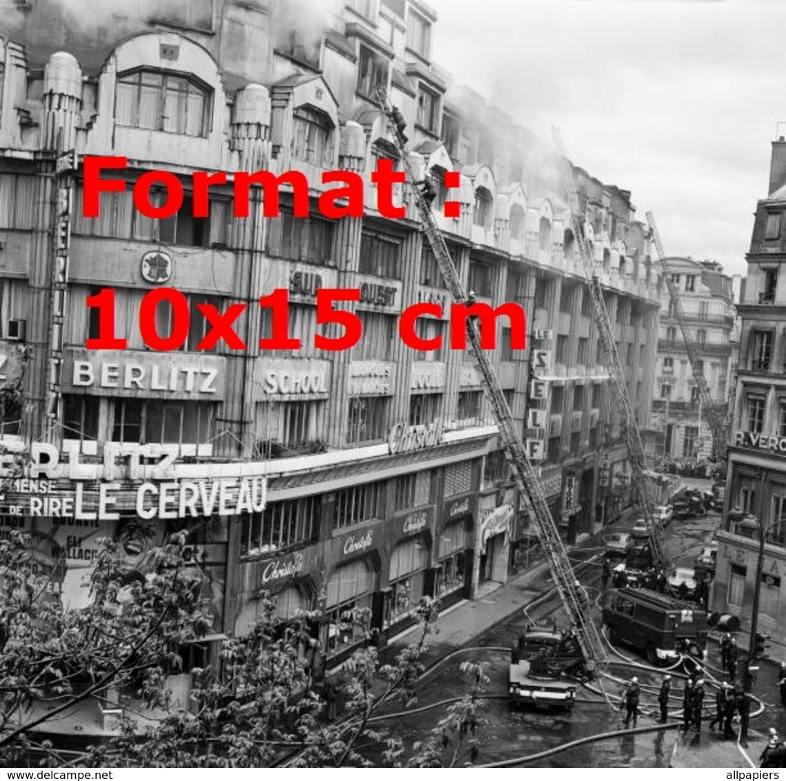 Reproduction D'une Photographie Ancienne De Pompiers Luttant Contre L'incendie à L'école Berlitz à Paris En 1969 - Autres & Non Classés