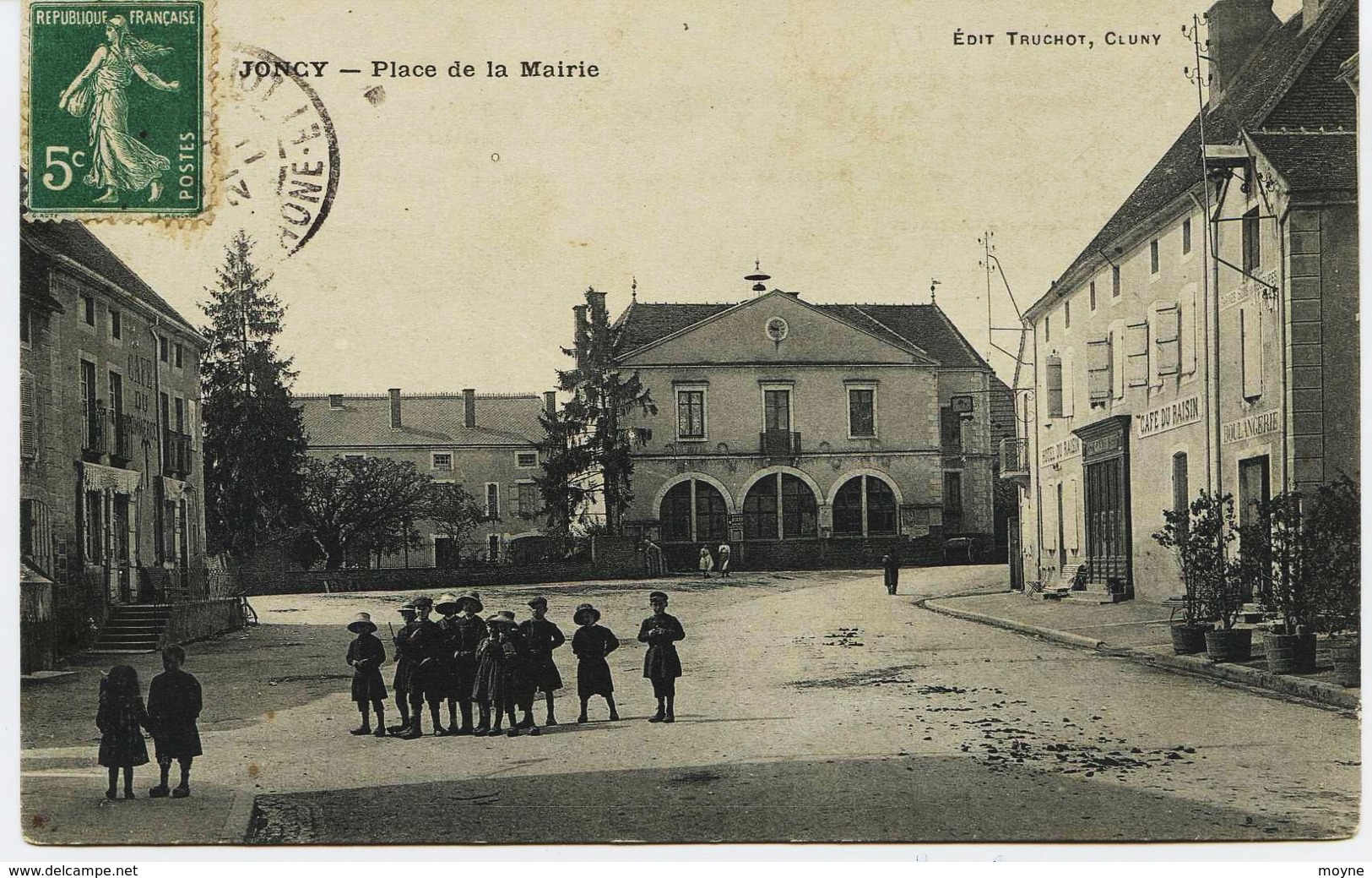 6558 - Saone Et Loire - JONCY  : Place De La Mairie , Café Du Raisin Et Boulangerie à Droite (disparus ??)  - CIRCULEE - Andere & Zonder Classificatie