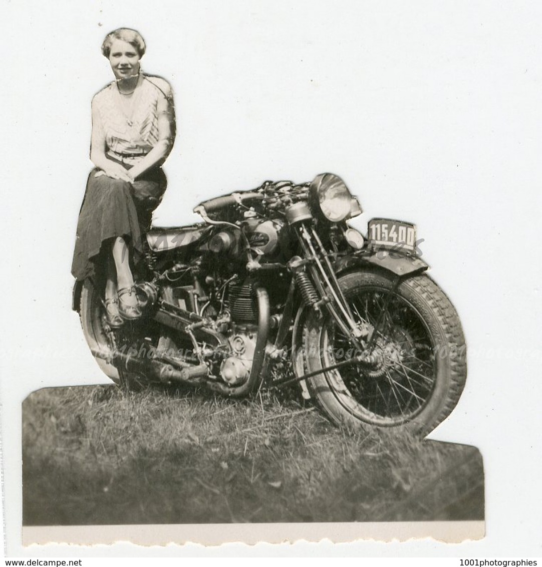 Snapshot 1920-1950, Image D&eacute;coup&eacute;e D&#039;une Jeune Femme Assisse Sur Une Moto.(l&eacute;g&egrave;re Pliur - Andere & Zonder Classificatie