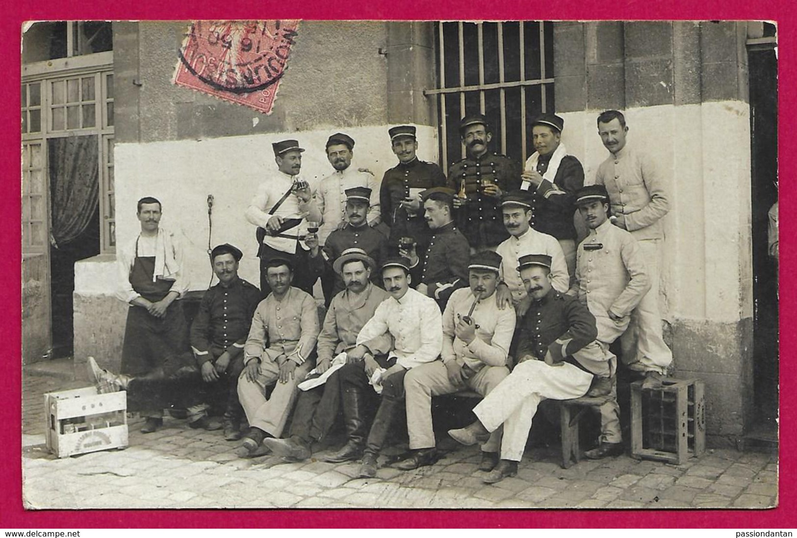 Carte Photo Militaria - Un Groupe De Militaires - Document Expédié En 1906 De Moulins Sur Allier Dans L'Allier - Reggimenti