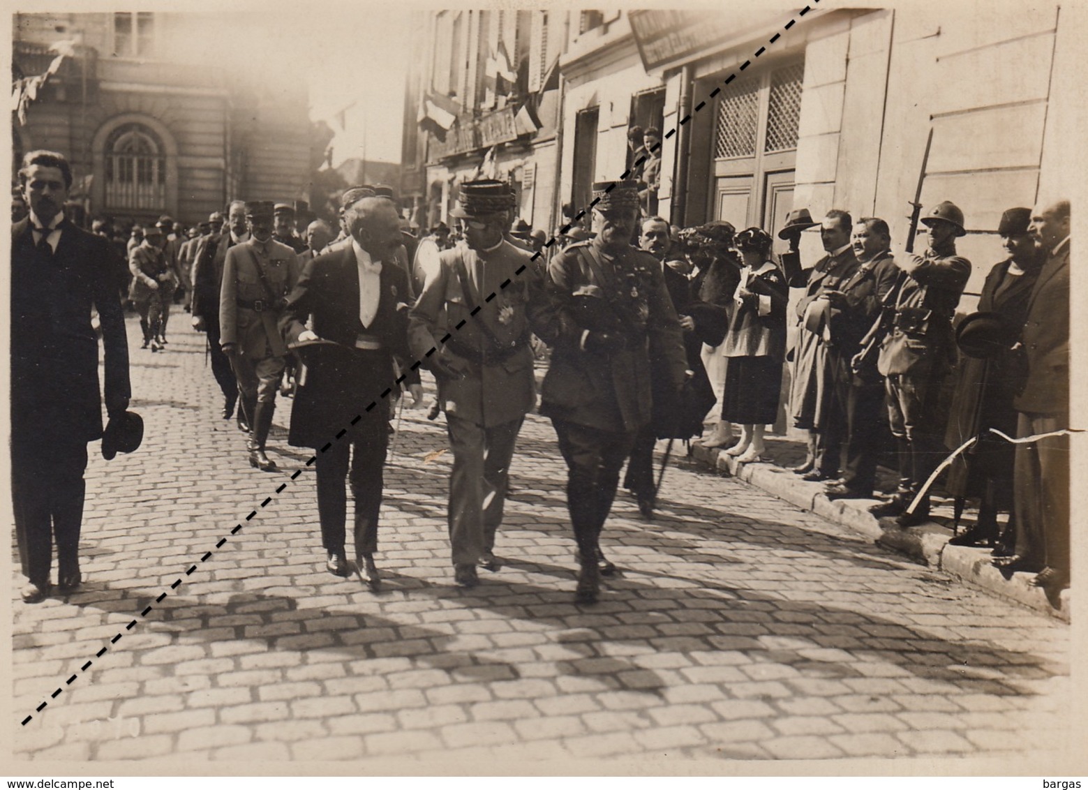 Photo Militaire Méaux Le Maréchal Foch Donnant Le Bras Au Général Maunoury Aveugle 1920 - Guerre, Militaire