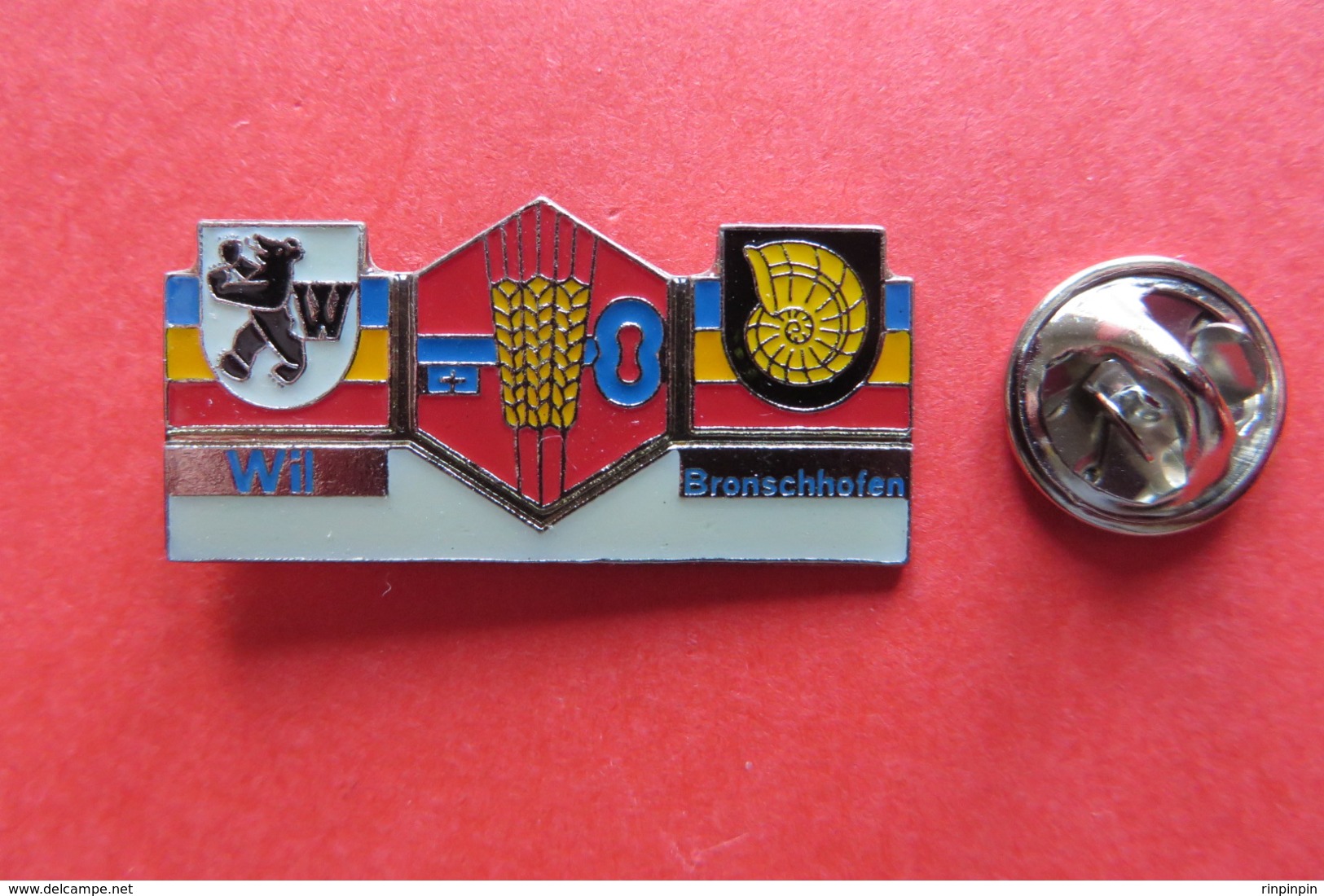 Pin's, Ville,Banque,Blason,Escargot,Coquille,Ours,Wil Bronschhofen - Autres & Non Classés