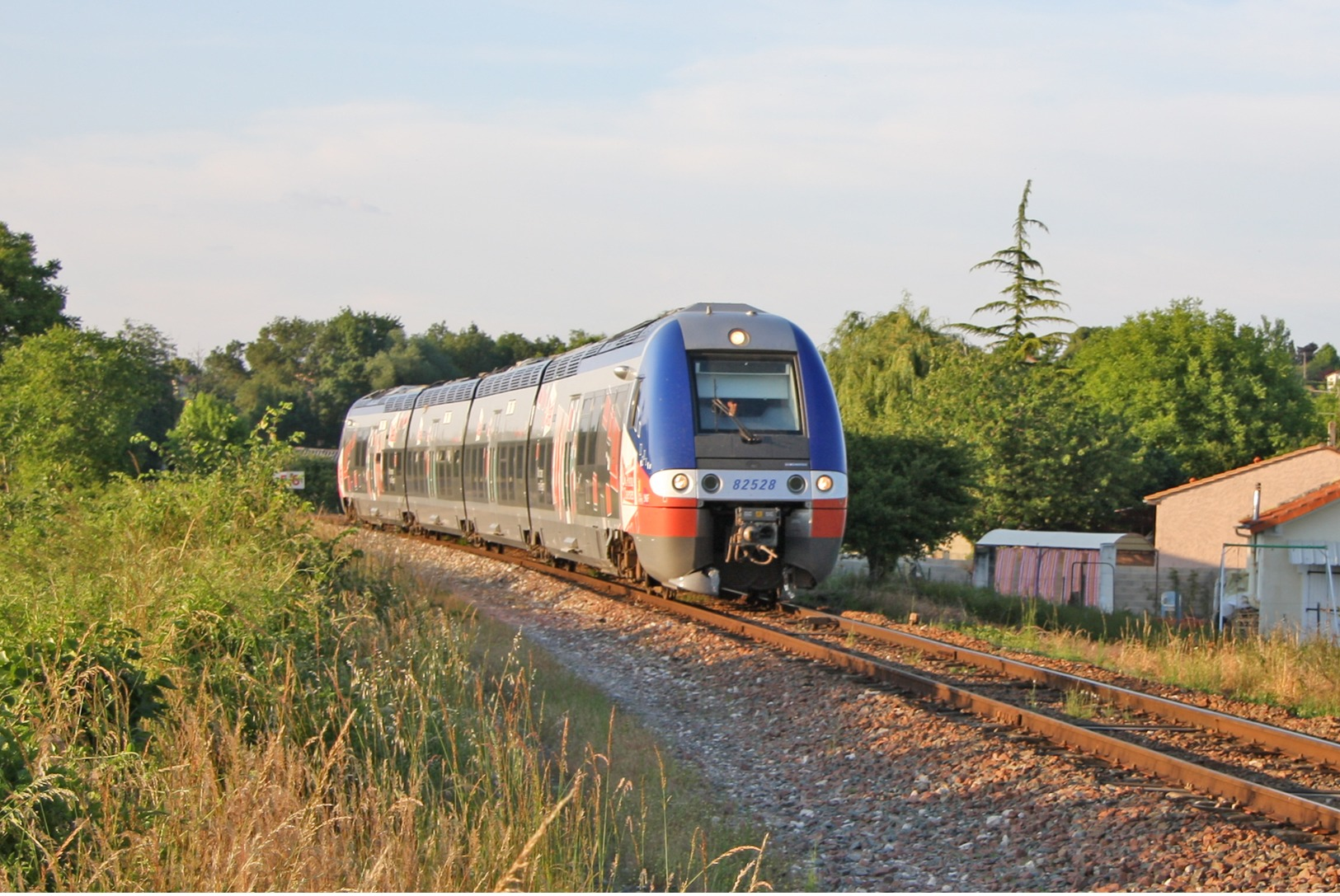 Nersac (16 - France) 31 Mai 2009 - Automotrice B82528 BGC Assurant Un TER Angoulême/Royan - Trains