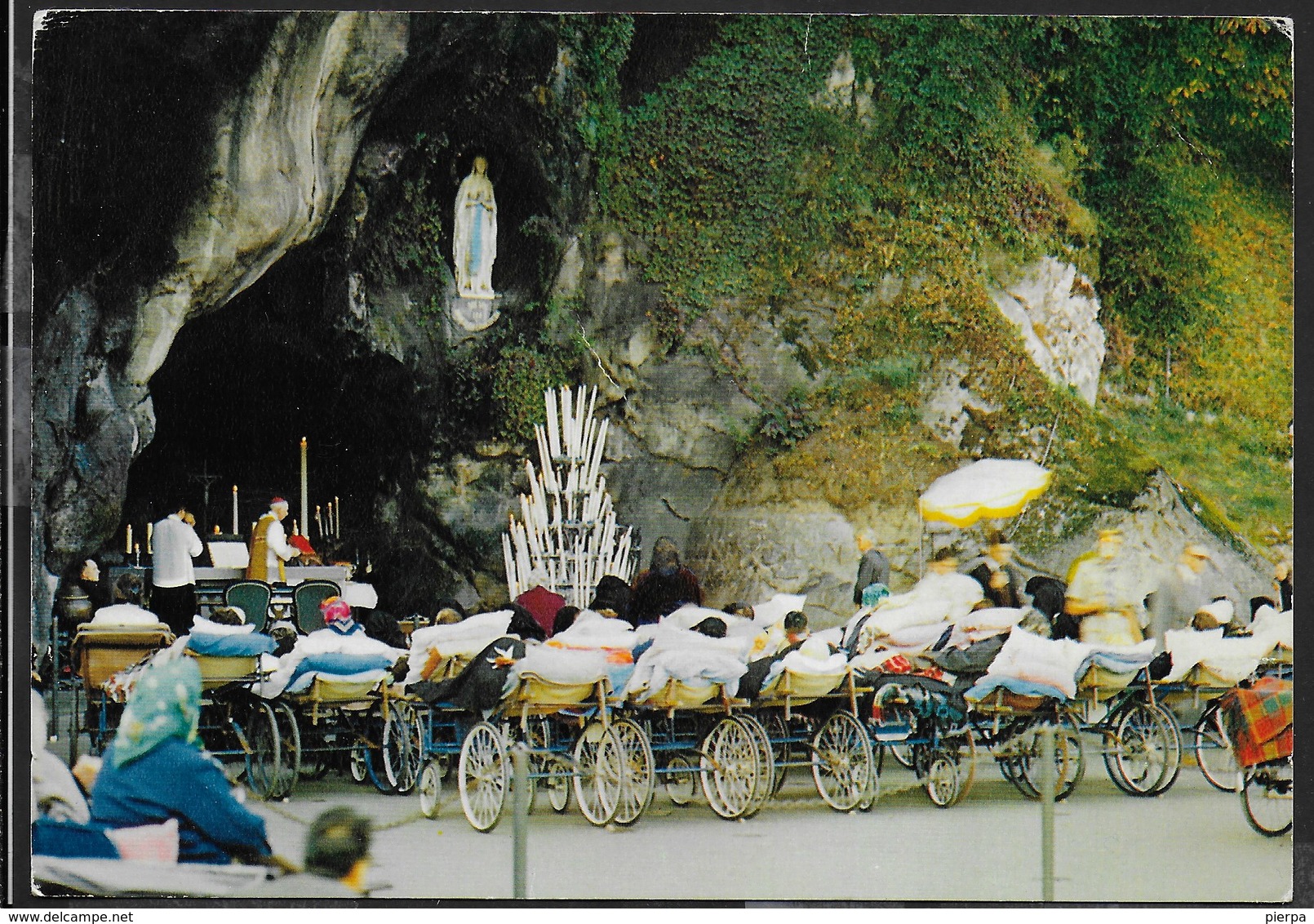 LOURDES - MALATI DAVANTI ALLA GROTTA - NON VIAGGIATA SCRITTA AL RETRO - Luoghi Santi