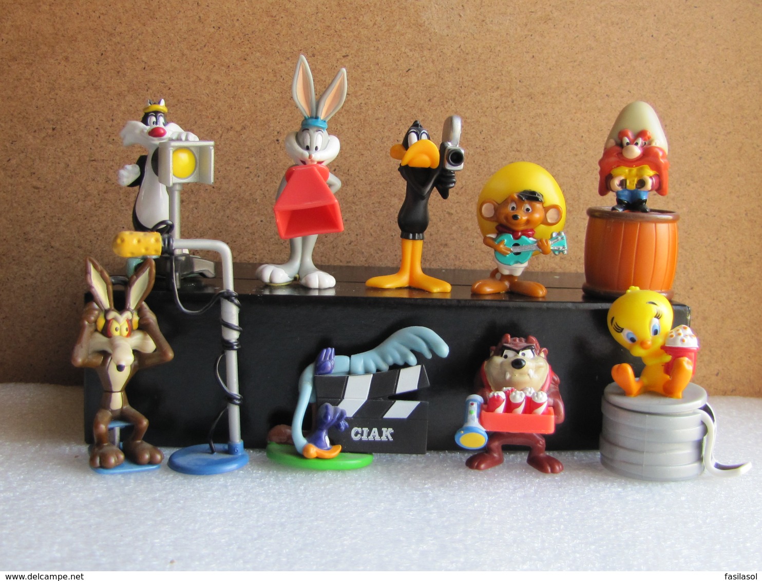 Kinder 2002 : Série Complète : Les Looney Tunes Fonds Du Cinéma (9 Figurines + 6 BPZ) - Cartoons