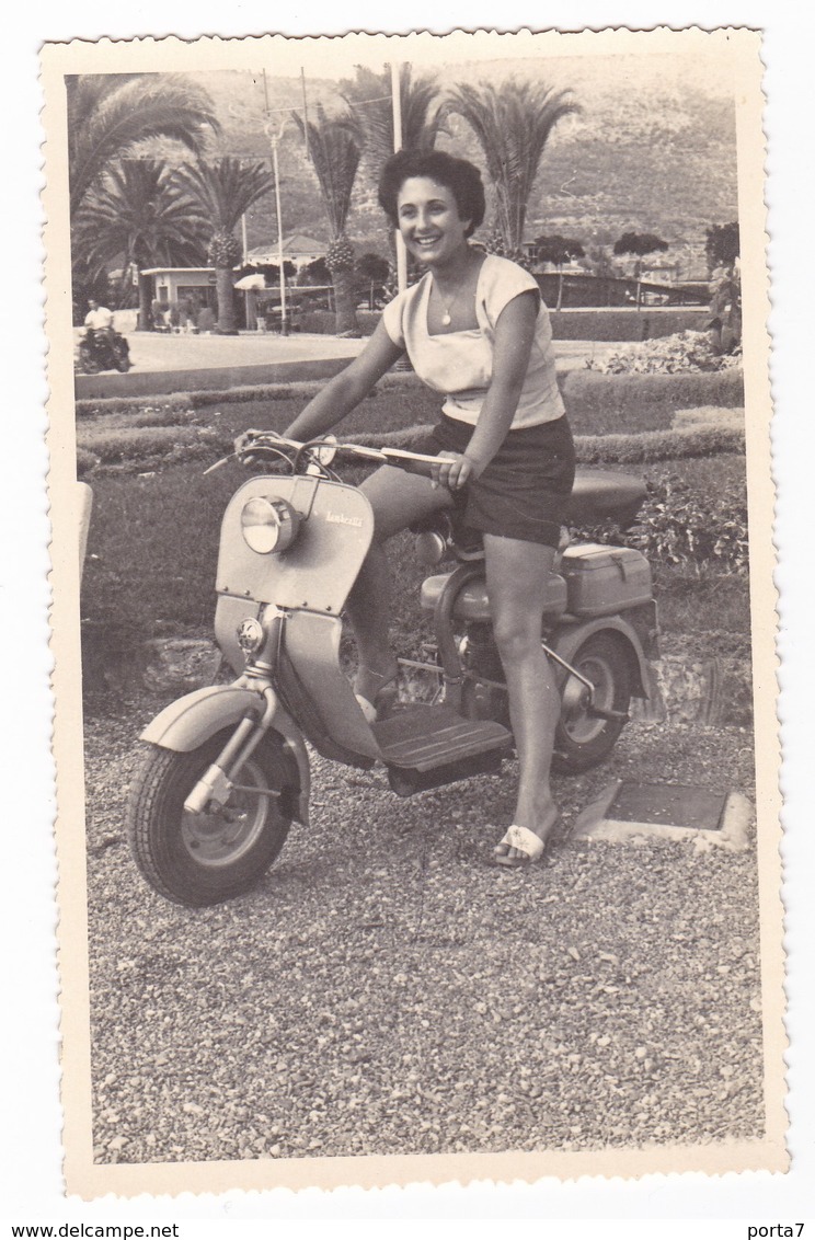 MOTO - MOTORCYCLE - "LAMBRETTA"   - FOTO ORIGINALE - DONNA - Automobili