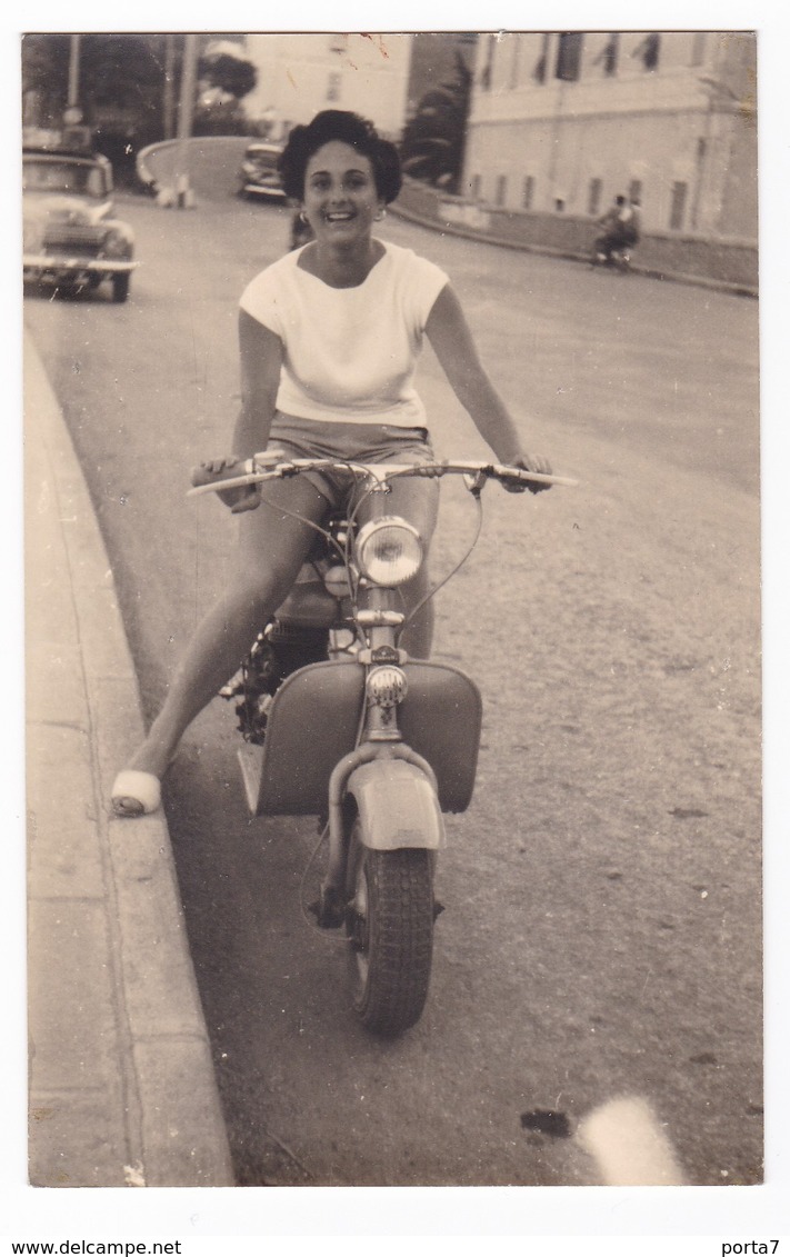 MOTO - MOTORCYCLE - "LAMBRETTA"   - FOTO ORIGINALE - DONNA - Automobili