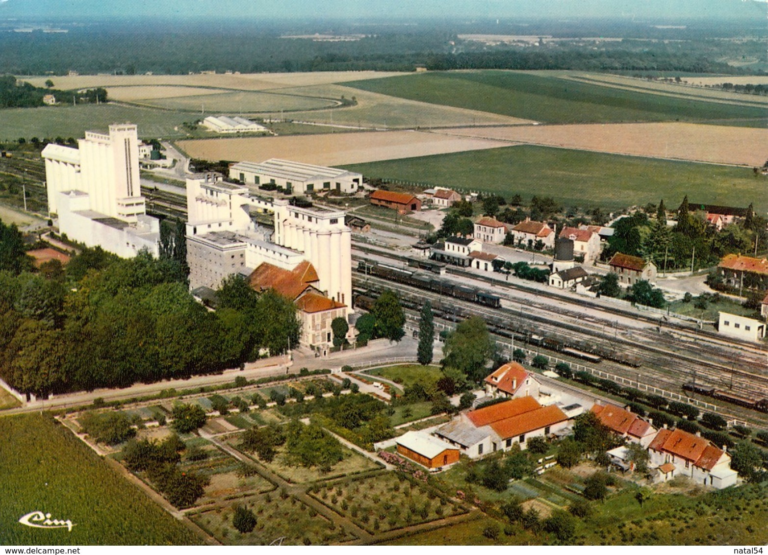 77 - Verneuil L'Etang : Vue Générale Aérienne Sur La Gare Et Les Silos - CPM écrite - Autres & Non Classés