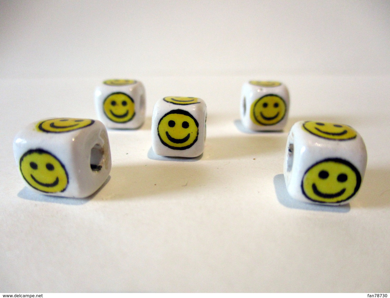 Seize Perles Cube Sourire Smiley - Perles