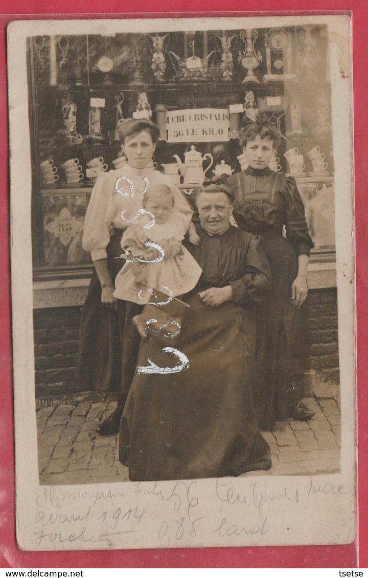 Forchies - Famille Devant Une Vitrine De Magasin ...à Situer - Carte Photo Unique ( Voir Verso ) - Fontaine-l'Evêque