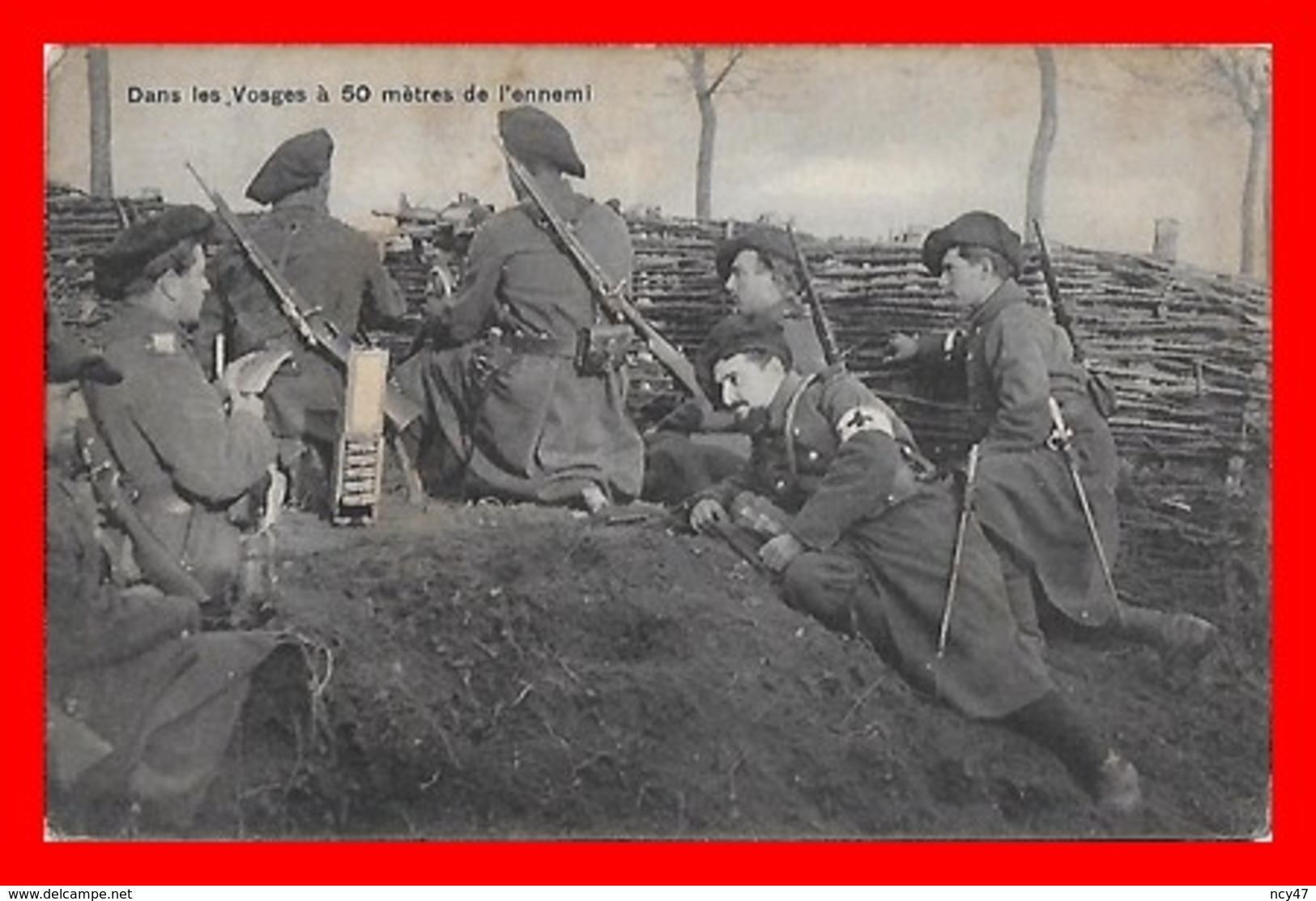 CPA MILITARIA. .Guerre 1914-18.  Dans Les Vosges à 50 Mètres De L'ennemi, Animé, Infirmier...CO1904 - Uniformes