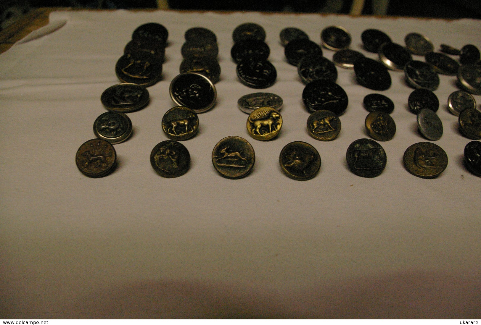 Lot De 64 Boutons Ancien De Vènnerie - Knopen