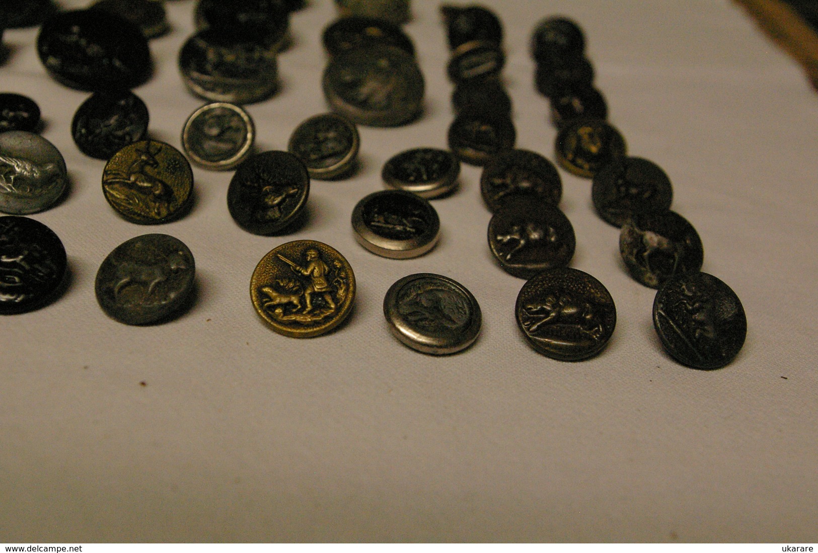 Lot De 64 Boutons Ancien De Vènnerie - Knopen