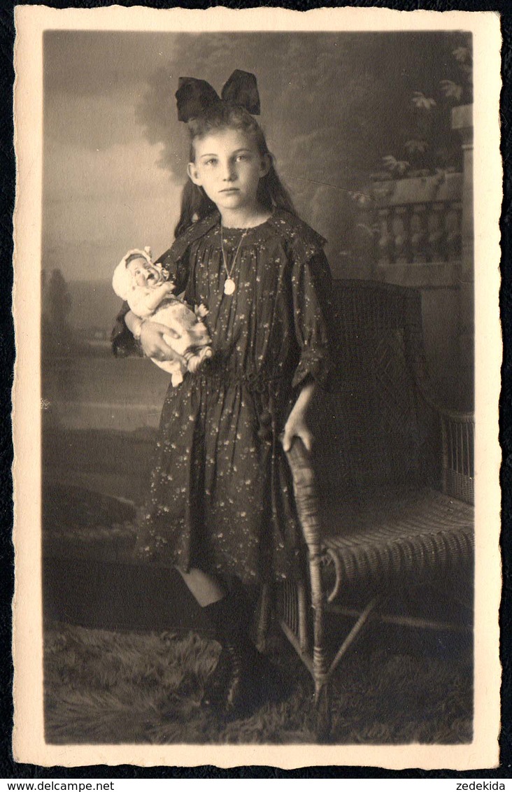 C0810 - Kleines Hübsches Mädchen Mit Schleife Kleid Und Langem Haar Puppe - Pretty Young Girl - Automatik Union Kassel - Fotografie