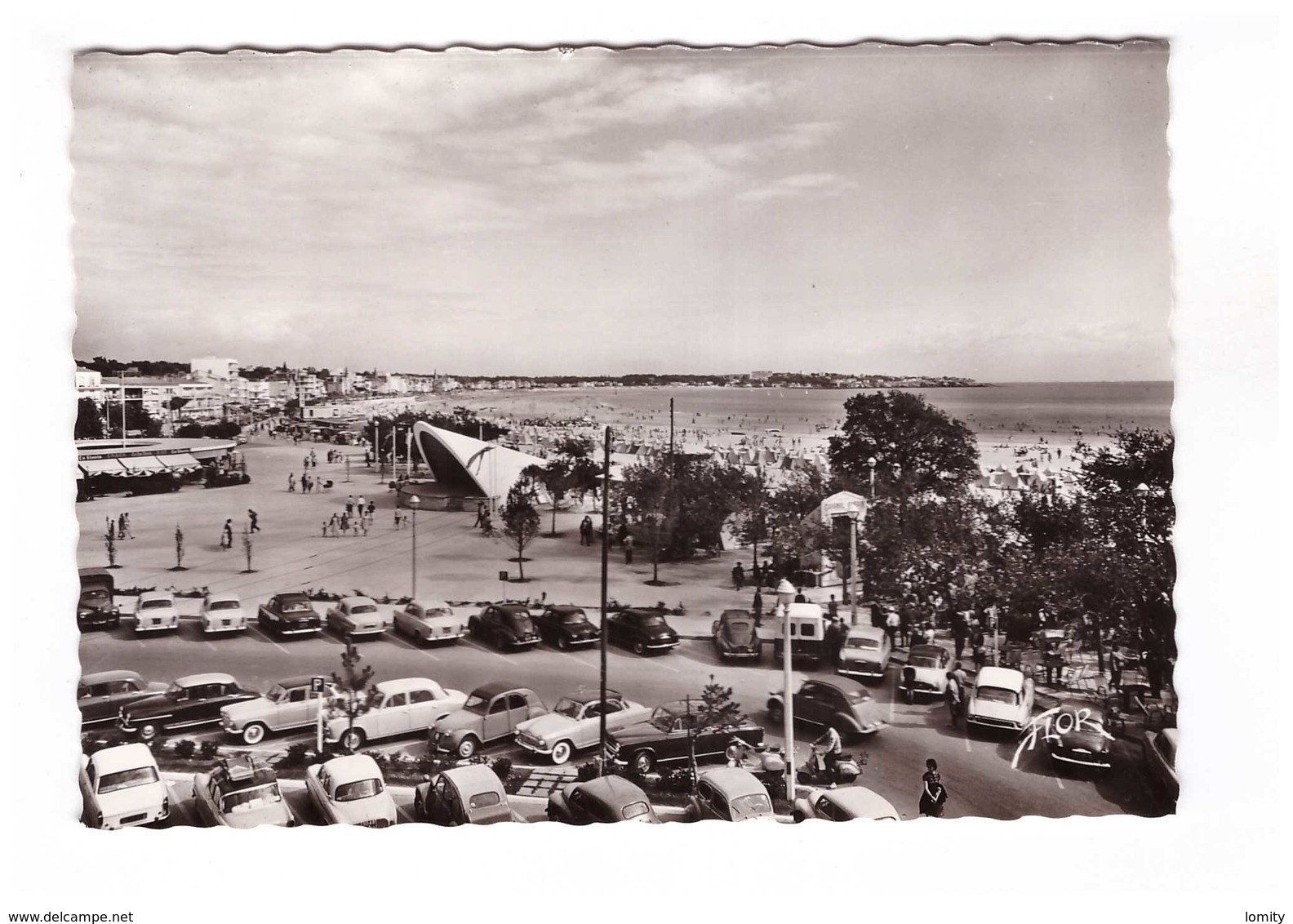 17 Royan Le Podium Devant La Plage Sur Le Front De Mer CPSM GF Voiture Auto Automobile Citroen 2cv Ds - Royan