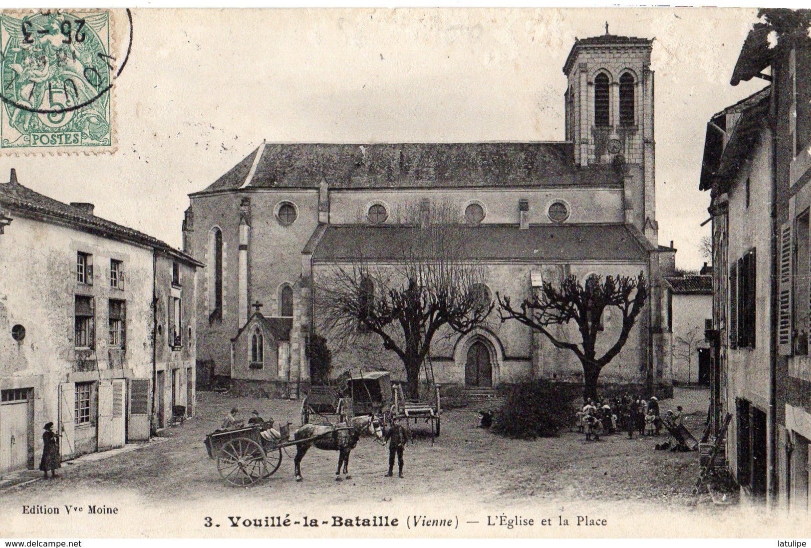 Vouillé-la-Bataille  86  L'Eglise Et La Place Animée -et Attelage Charette - Vouille