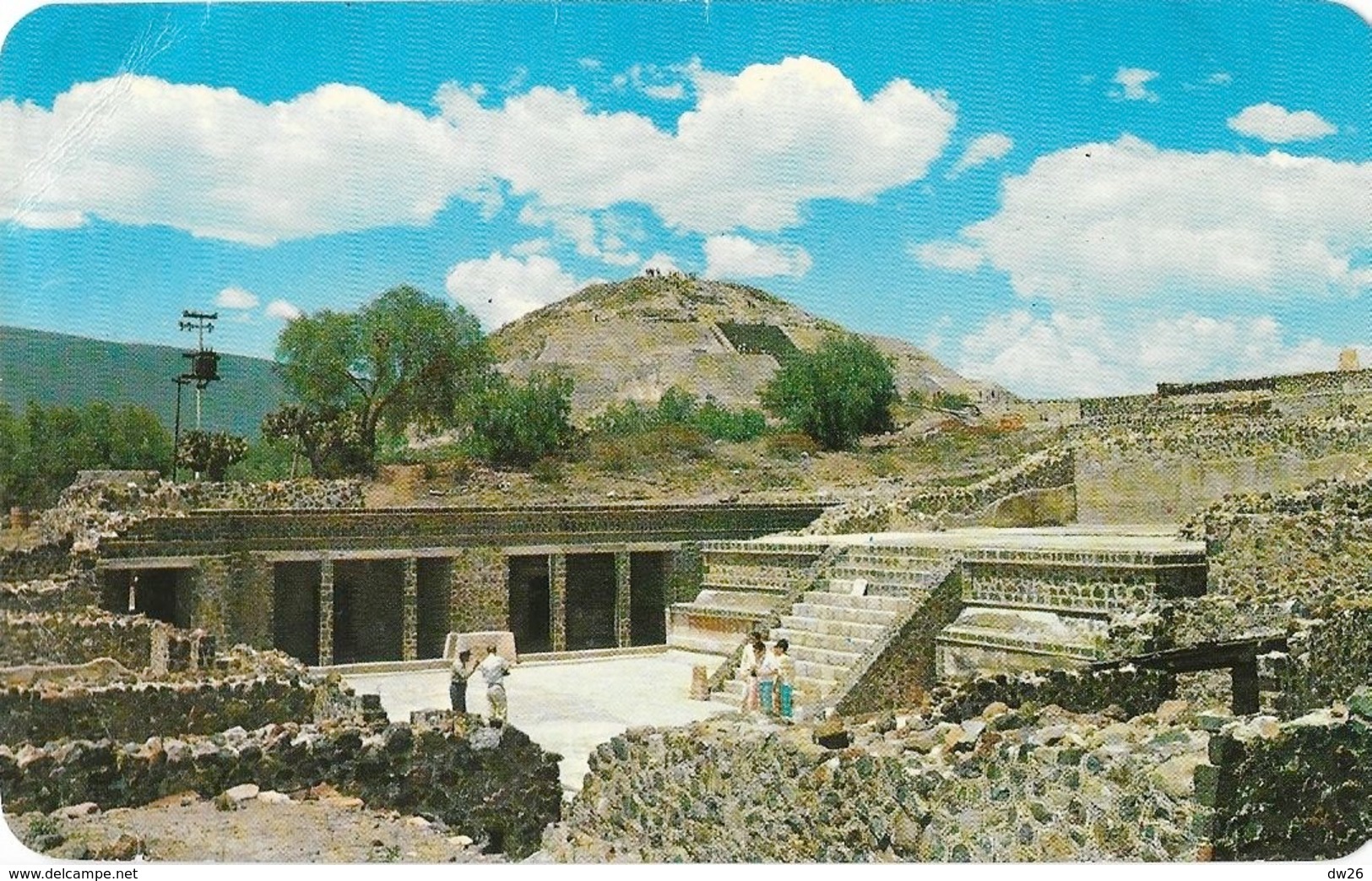 Templo De Las Mariposas - Al Fondo La Piramide De La Luna, San Juan Teotihuacan, México - México