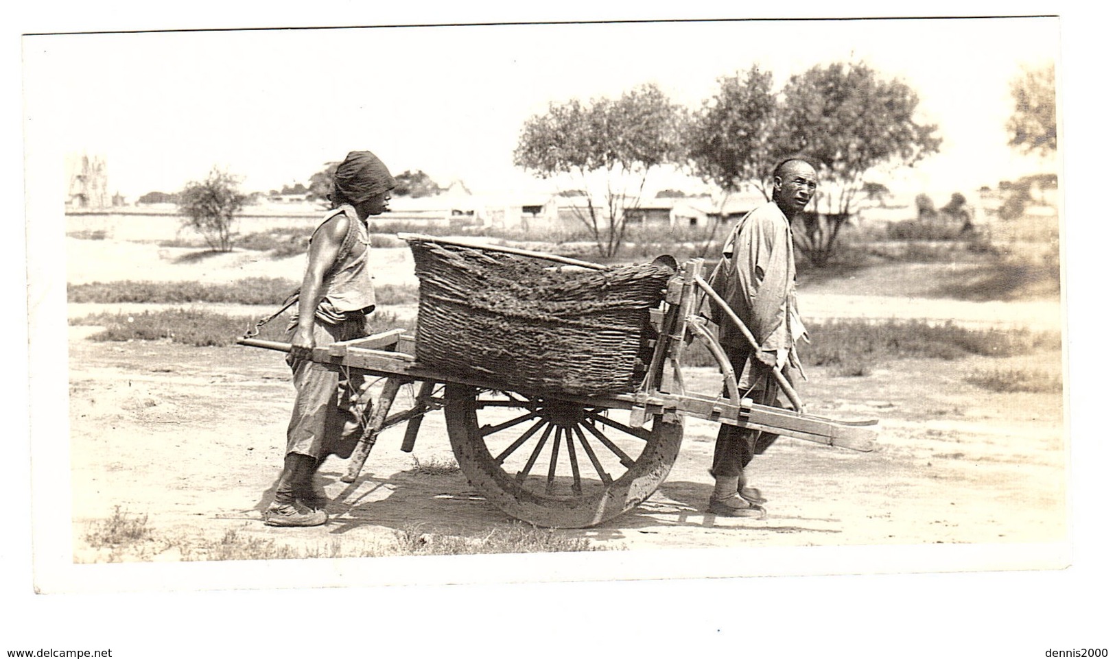 CHINE - CARTE PHOTO - PHOTO CARD - Chinois Portant Des Vivres ? - Chinese Men Carrying Something - Chine