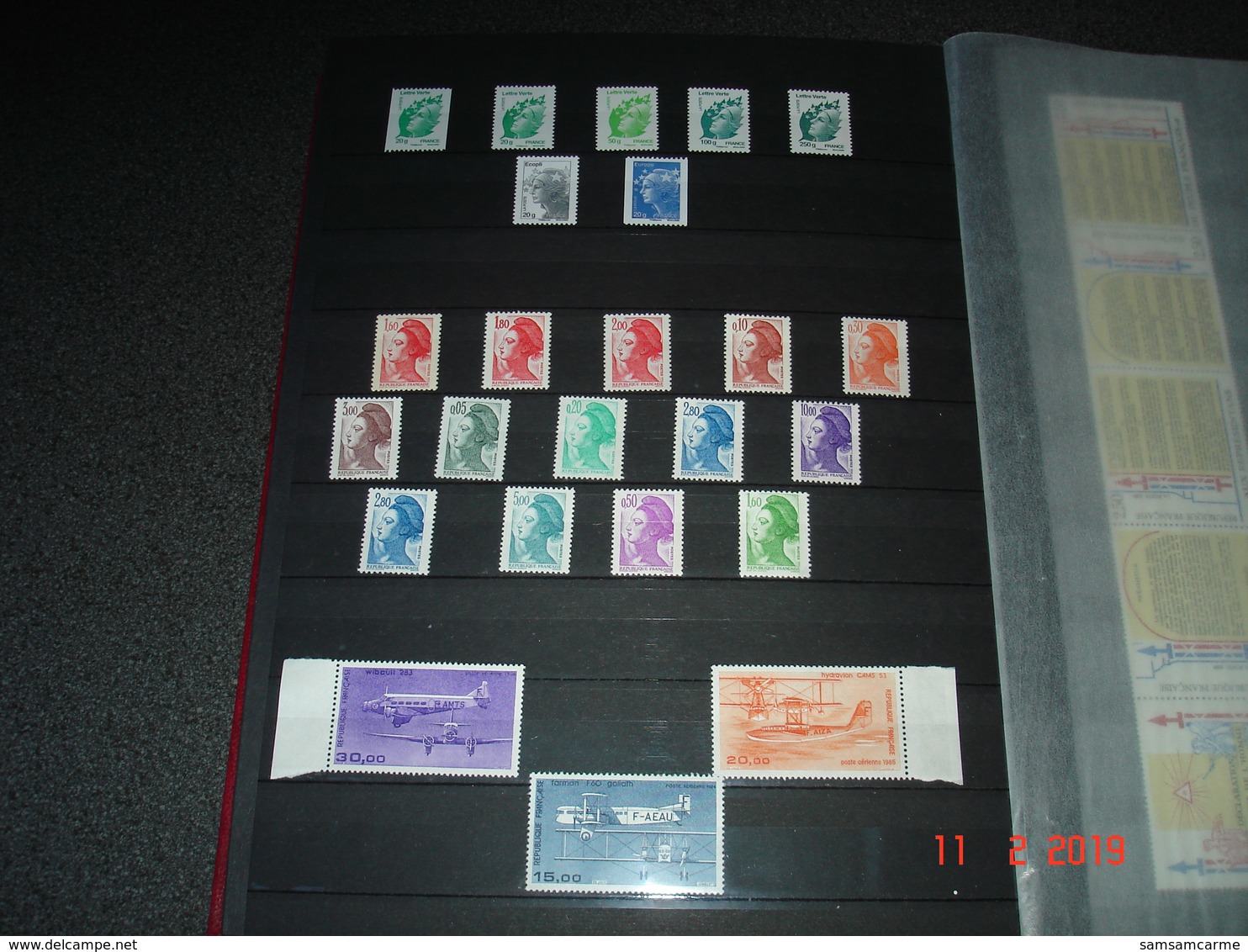 ALBUM CONTENANT TIMBRES,BLOCS FEUILLETS ET CARNETS NEUFS LUXE DE FRANCE  SANS TRACES DE CHARNIERES   BELLE COTE