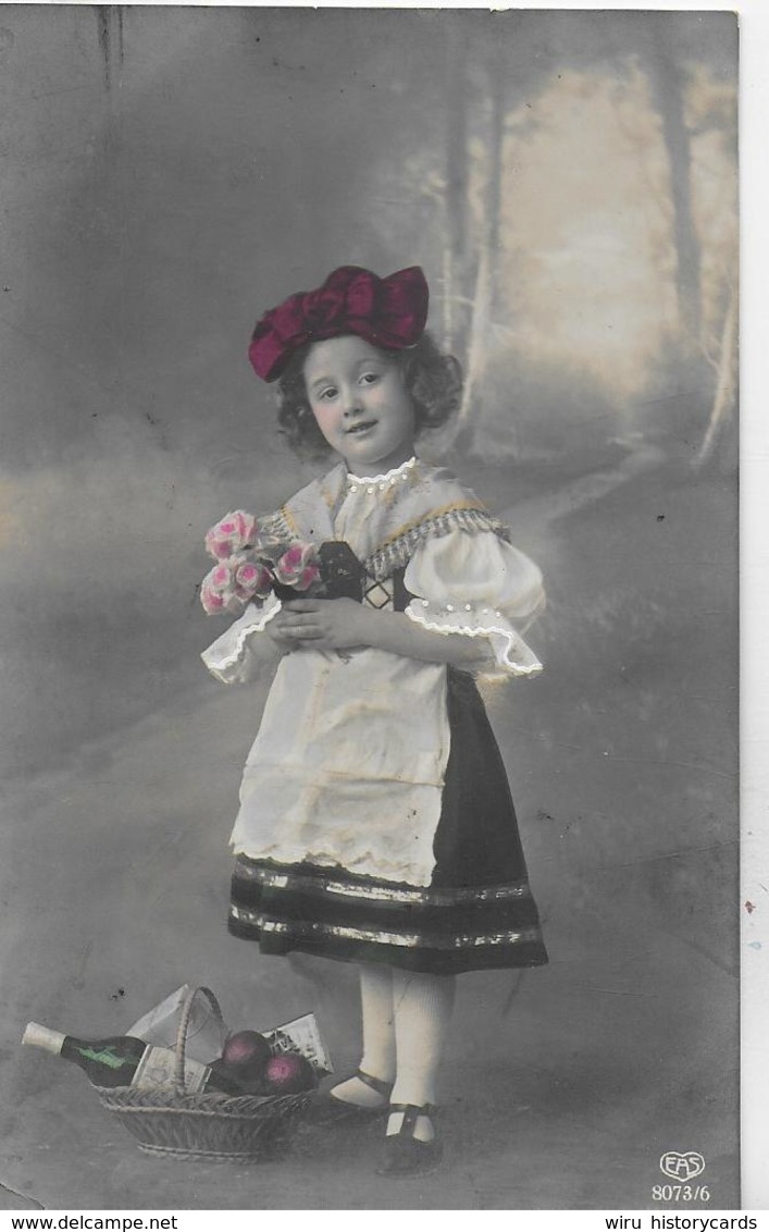 AK 0158  Mäderl Mit Rosen Und Geschenkskorb Um 1910 - Abbildungen