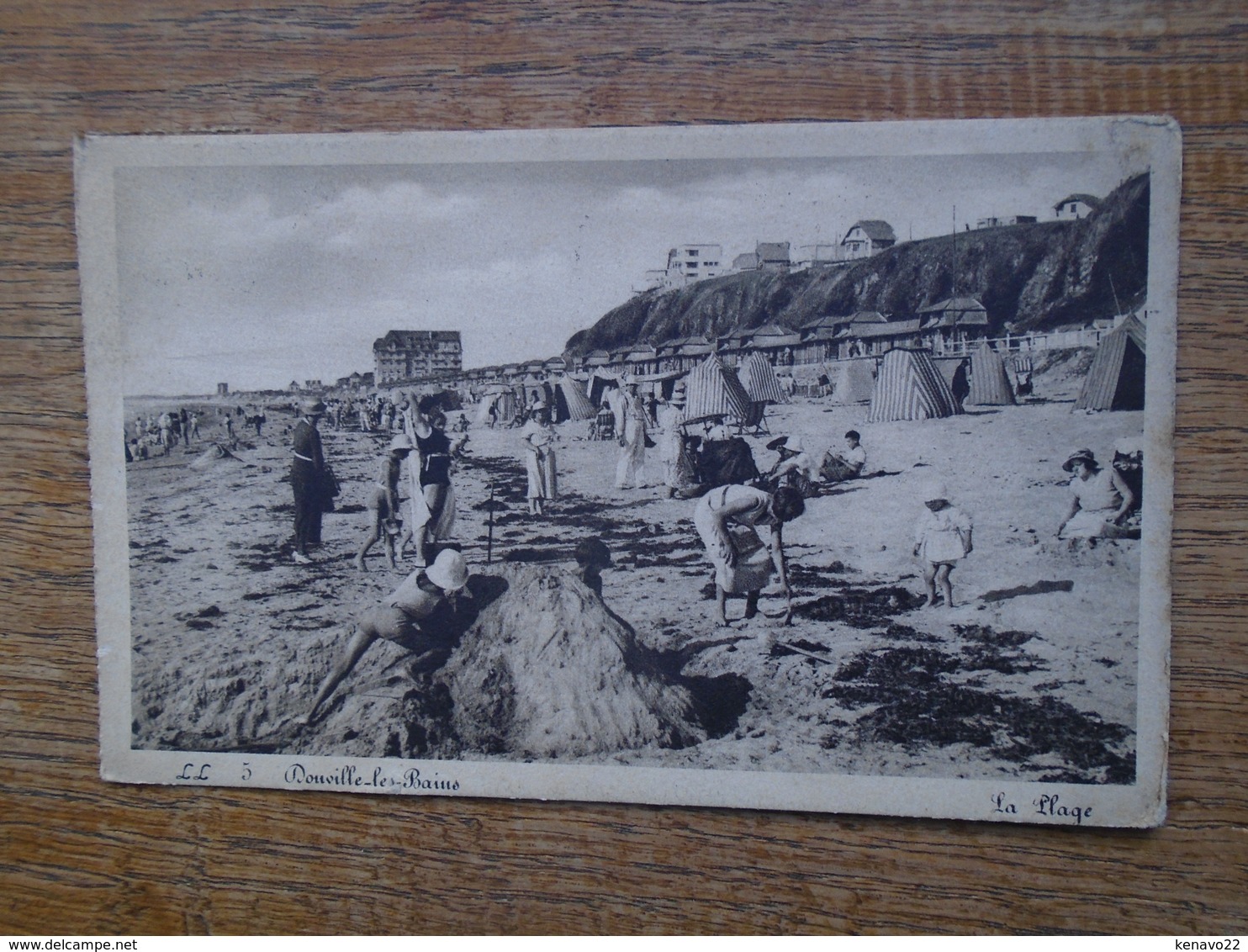 Douville-les-bains , La Plage "" Carte Animée Enfants Et Leur Château De Sable "" - Andere & Zonder Classificatie