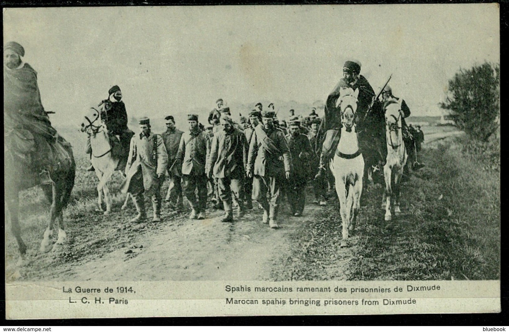 Ref 1273 - 1914 WWI Postcard - Moroccan Spahis Bringing Back Prisoners Of Diksmuide Morocco - Guerra 1914-18