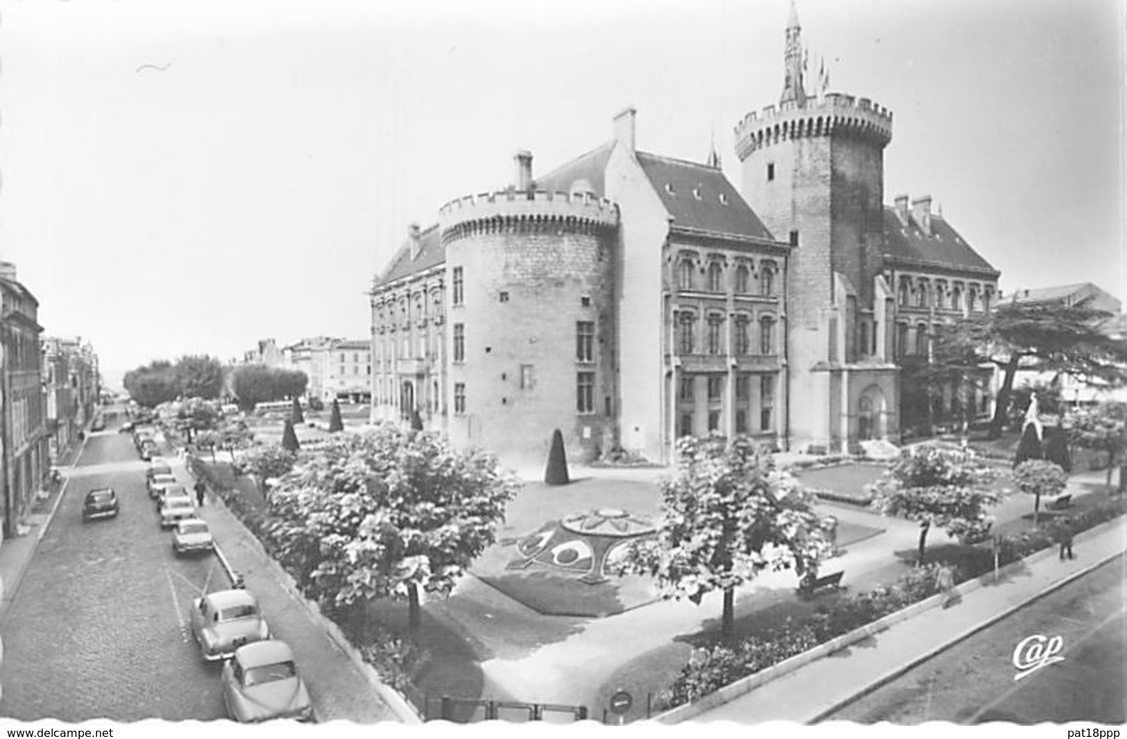 16 - ANGOULEME : L'Hotel De Ville Et Les Jardins - CPSM Photo Dentelée Noir Blanc Format CPA - Charente - Angouleme