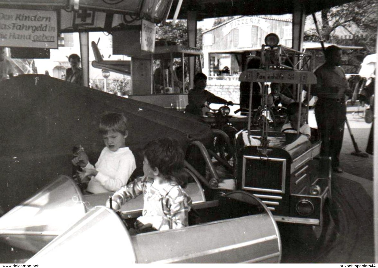 Photo Originale Course Poursuite Sur Carrousel Vs 1970 En Pleine Fête Foraine, Fusée, Pompiers, Hélicoptère & Pizzeria - Objets