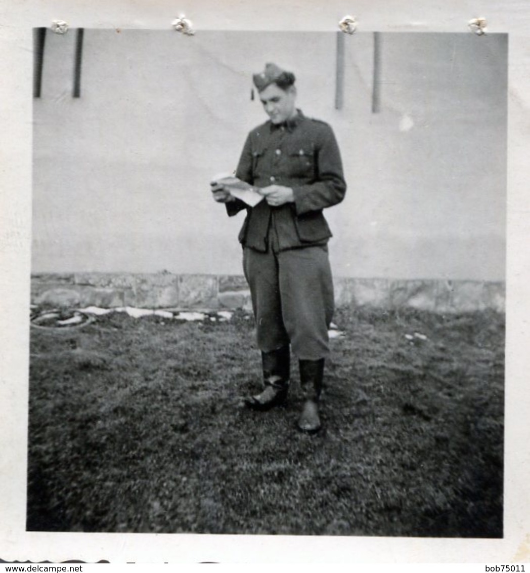 Photo D'un Soldat Espagnol  Prisonnier Lisant Une Lettre  Dans Un Stalag En 39-45 - Guerre, Militaire