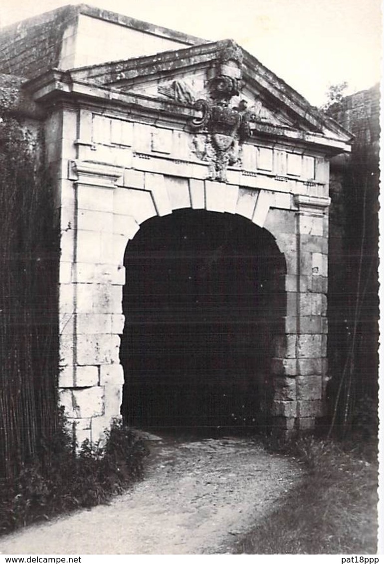 17 - BROUAGE ( Ville Fortifiée Du XVII°) La Porte Royale - CPSM Dentelée Noir Blanc Grand Format - Charente Maritime - Sonstige & Ohne Zuordnung