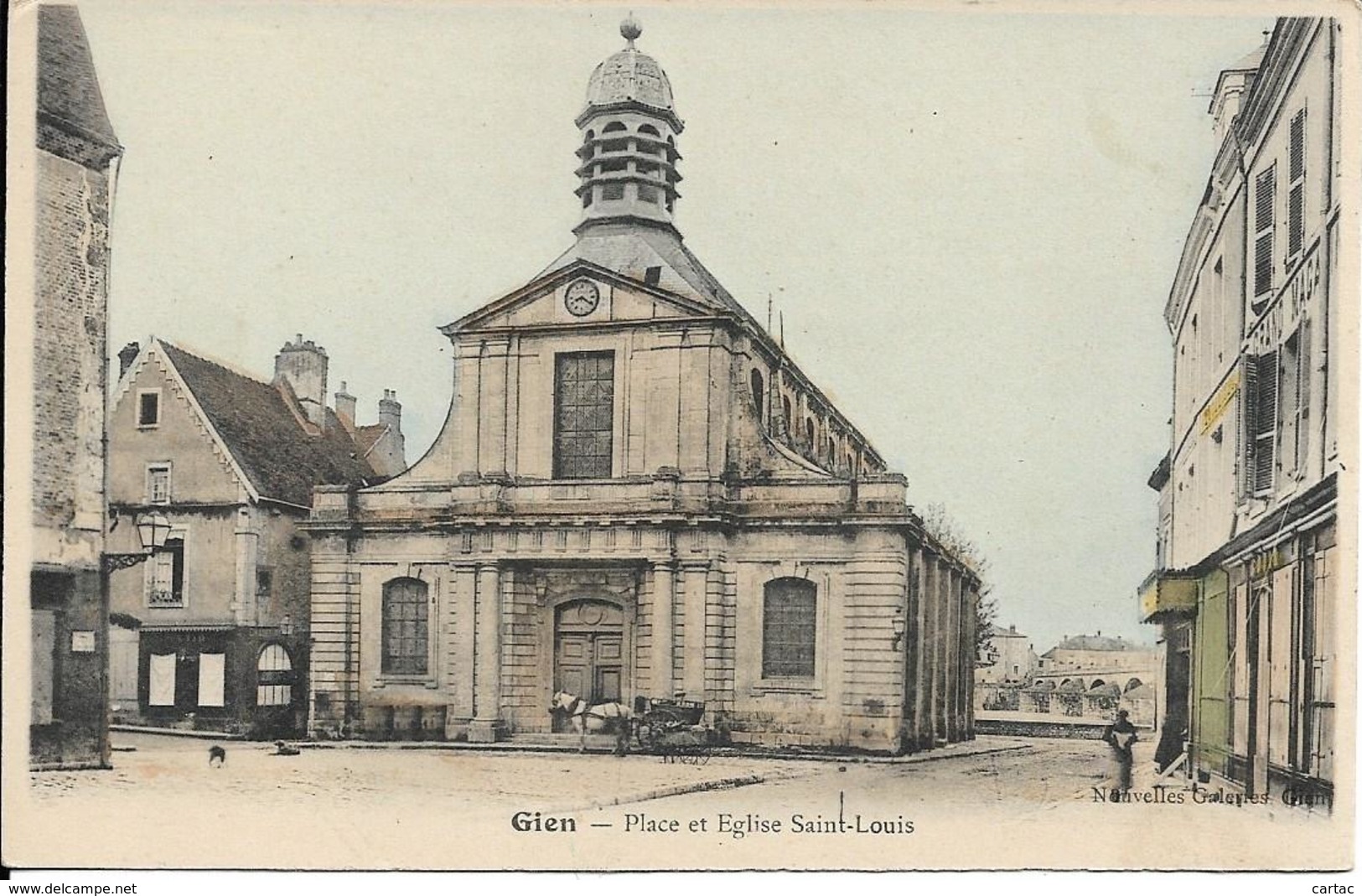 D45 - GIEN - PLACE ET EGLISE SAINT LOUIS - Carte Colorisée - Calèche Avec Un Cheval Blanc - Chiens - Gien