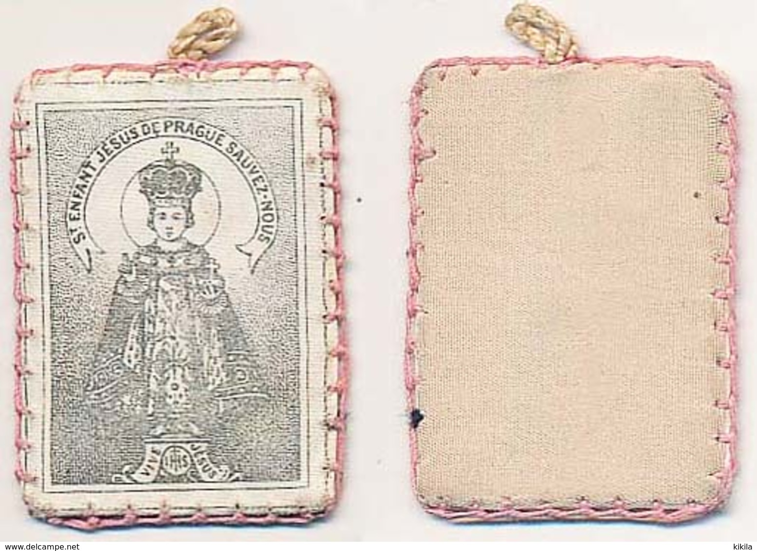Médaille Religieuse En Tissus Cartonné 38 X 53 Mm "St Enfant Jésus De Prague Sauvez-nous" - Religion & Esotérisme