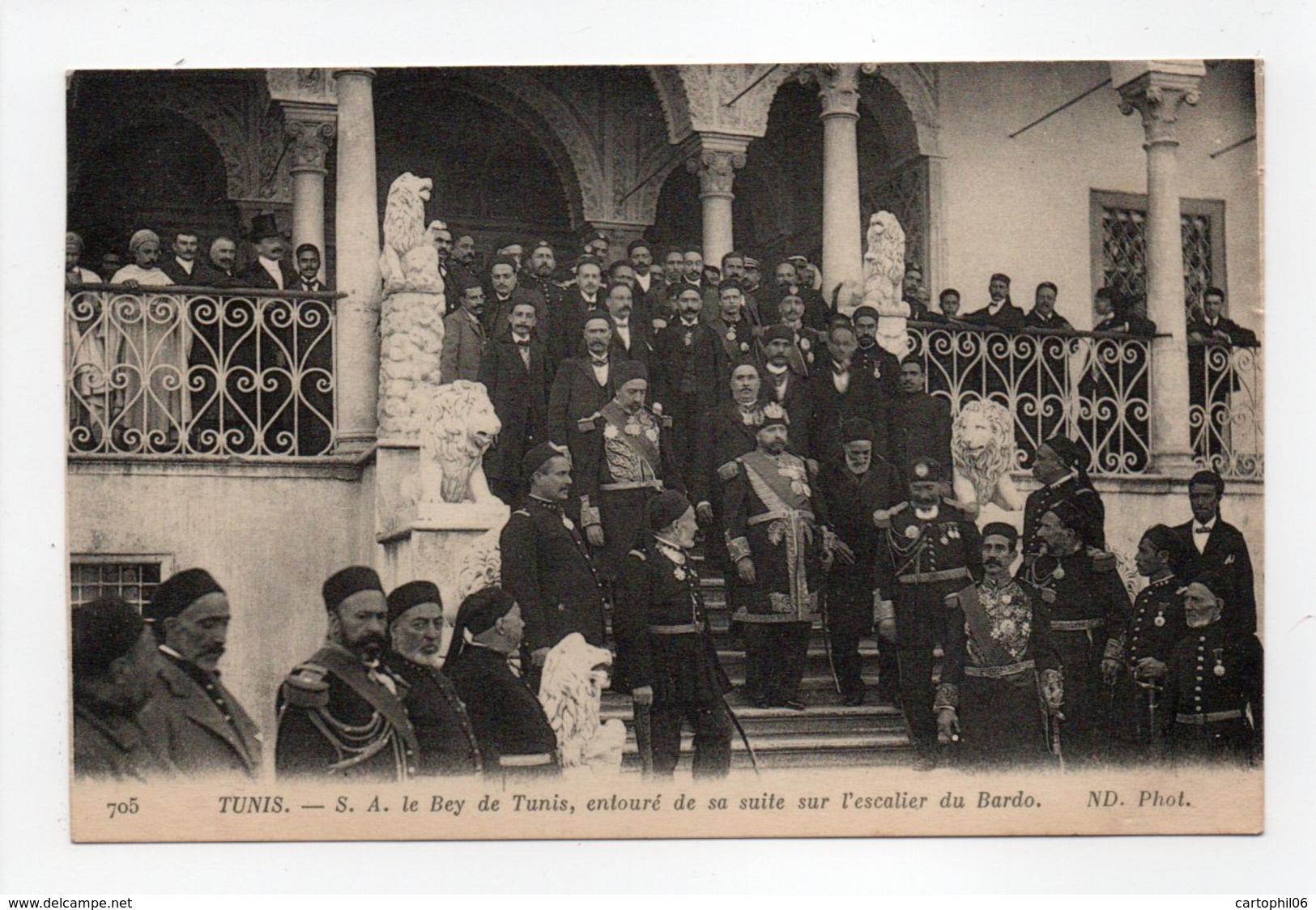 - CPA TUNIS (Tunisie) - S. A. Le Bey De Tunis, Entouré De Sa Suite Sur L'escalier Du Bardo 1915 - Photo Neurdein 705 - - Tunisie