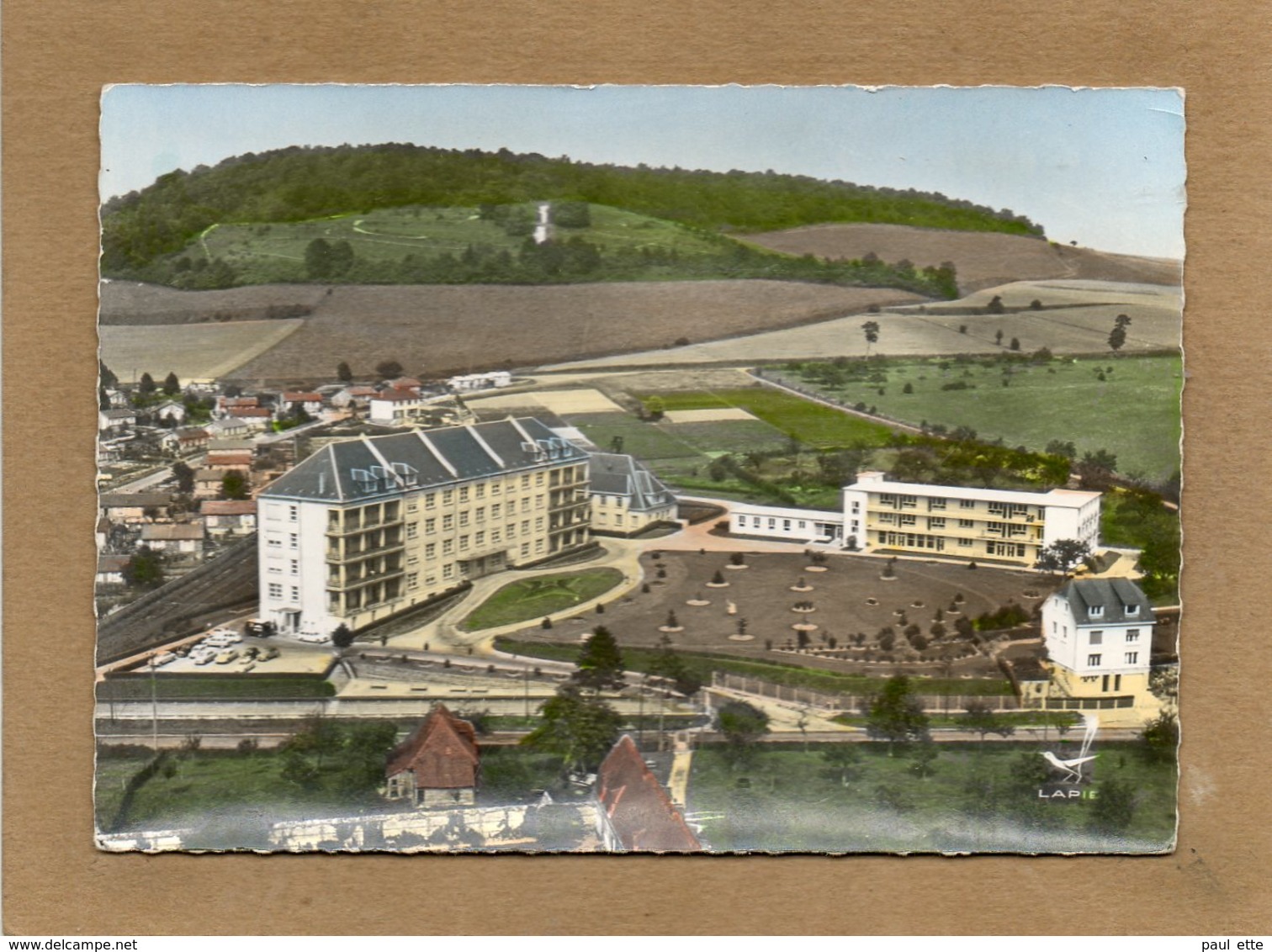 CPSM Dentelée - NEUFCHATEL-en-BRAY (76) - Vue Aérienne  De L'Hôpital Et De La Maison De Retraite Dans Les Années 50 - Neufchâtel En Bray