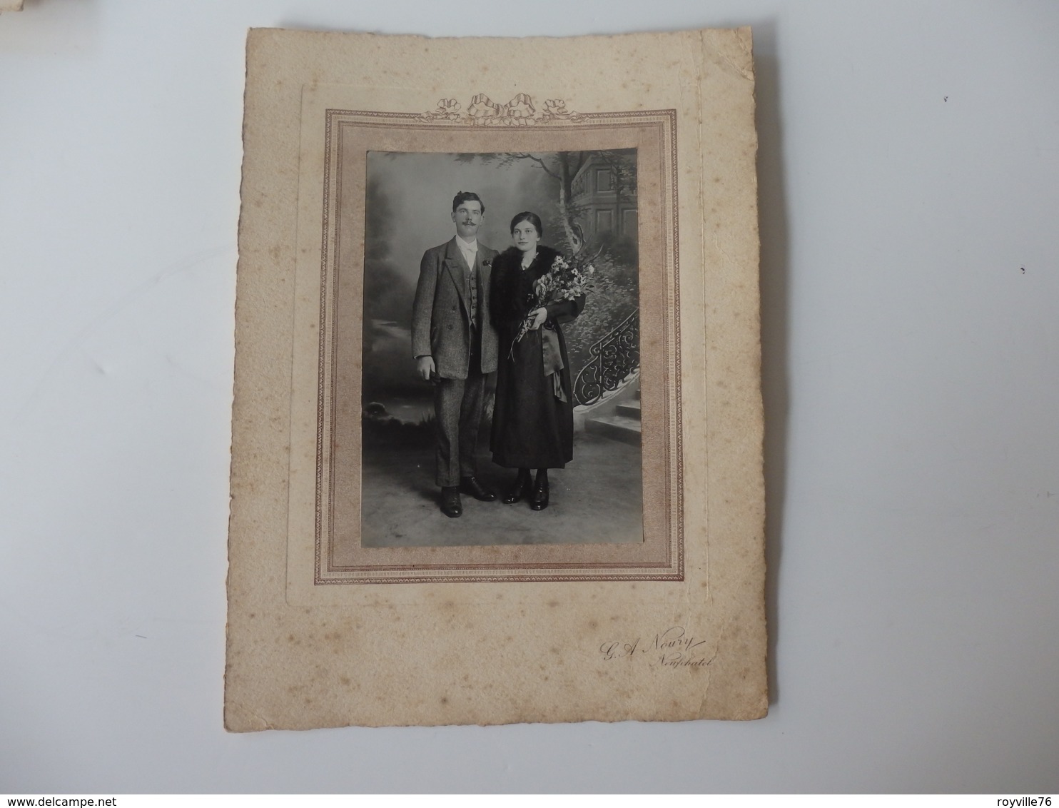 Grande Photo D'un Couple Endimanché De G. A. Noury à Neufchâtel-en-Bray (76). - Personnes Anonymes