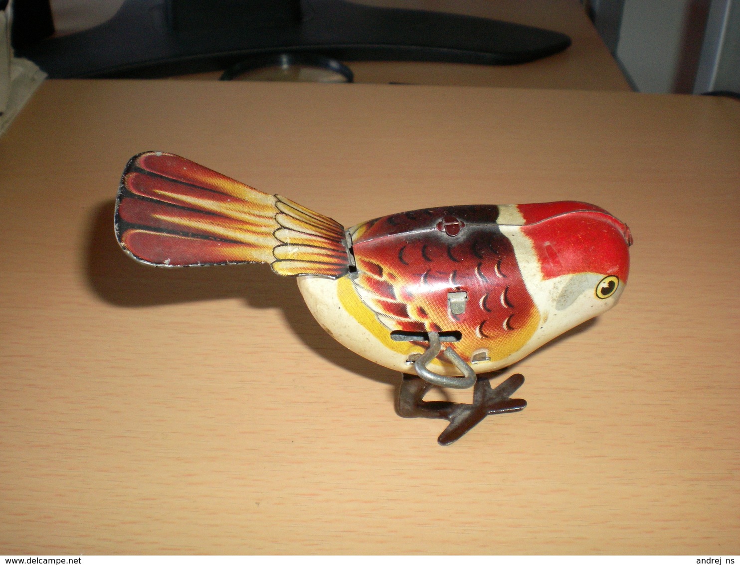 Old Tin Toy Bird With A Mechanism That Is Right Made In China - Toy Memorabilia