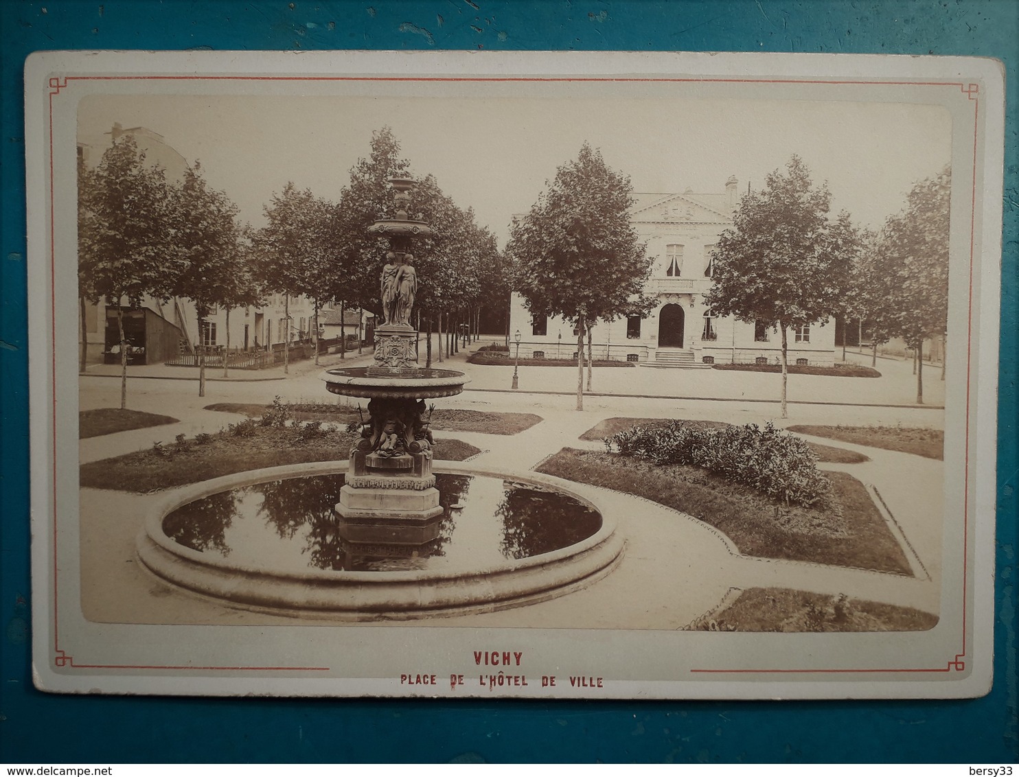 VICHY Place De L'Hôtel De Ville - Photographie Ancienne Originale Collée Sur Carton 14,7 X 9 Cm - Oud (voor 1900)