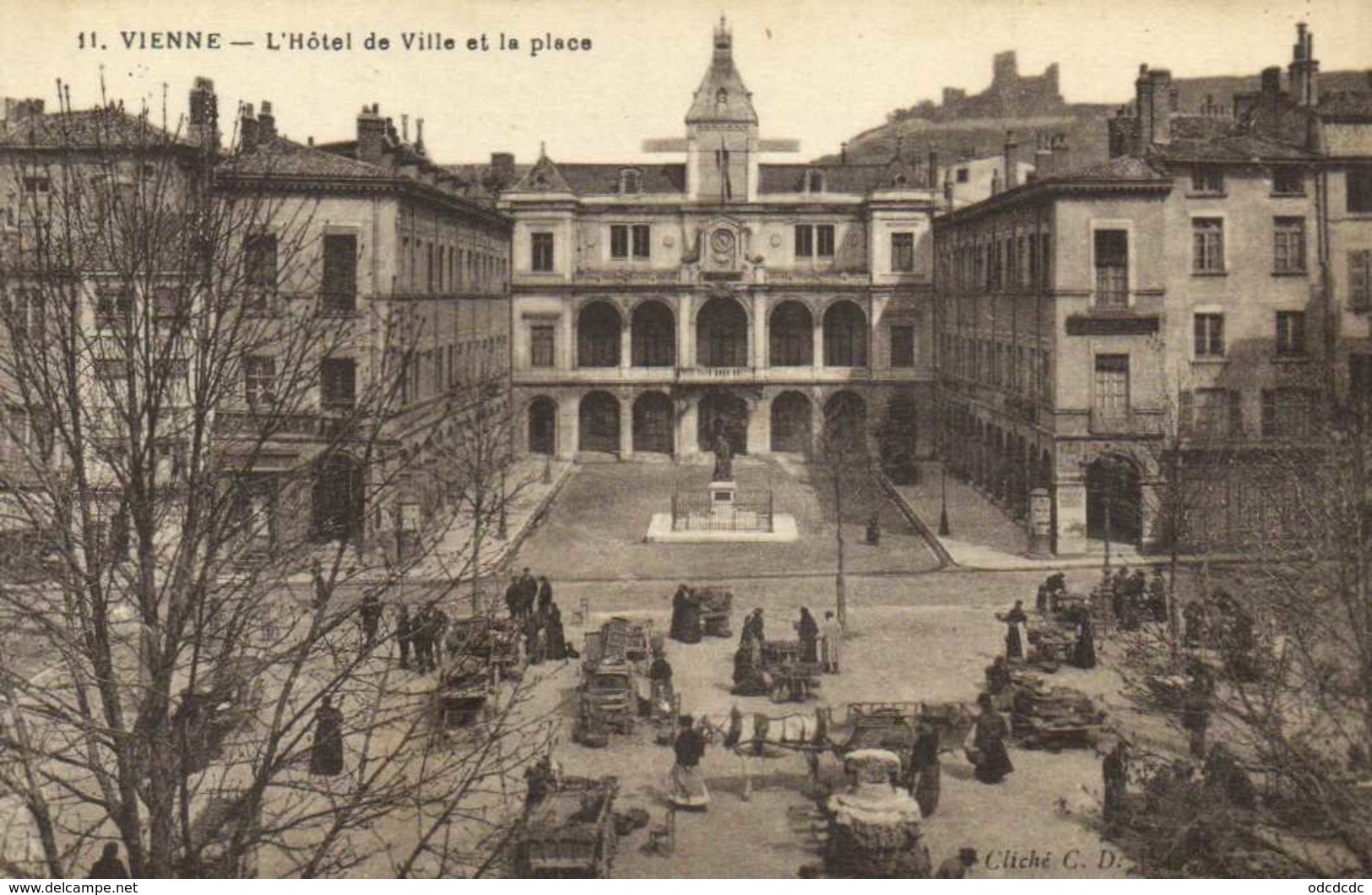 VIENNE  L'Hotel De Ville Et La Place Jour De Marché RV - Vienne