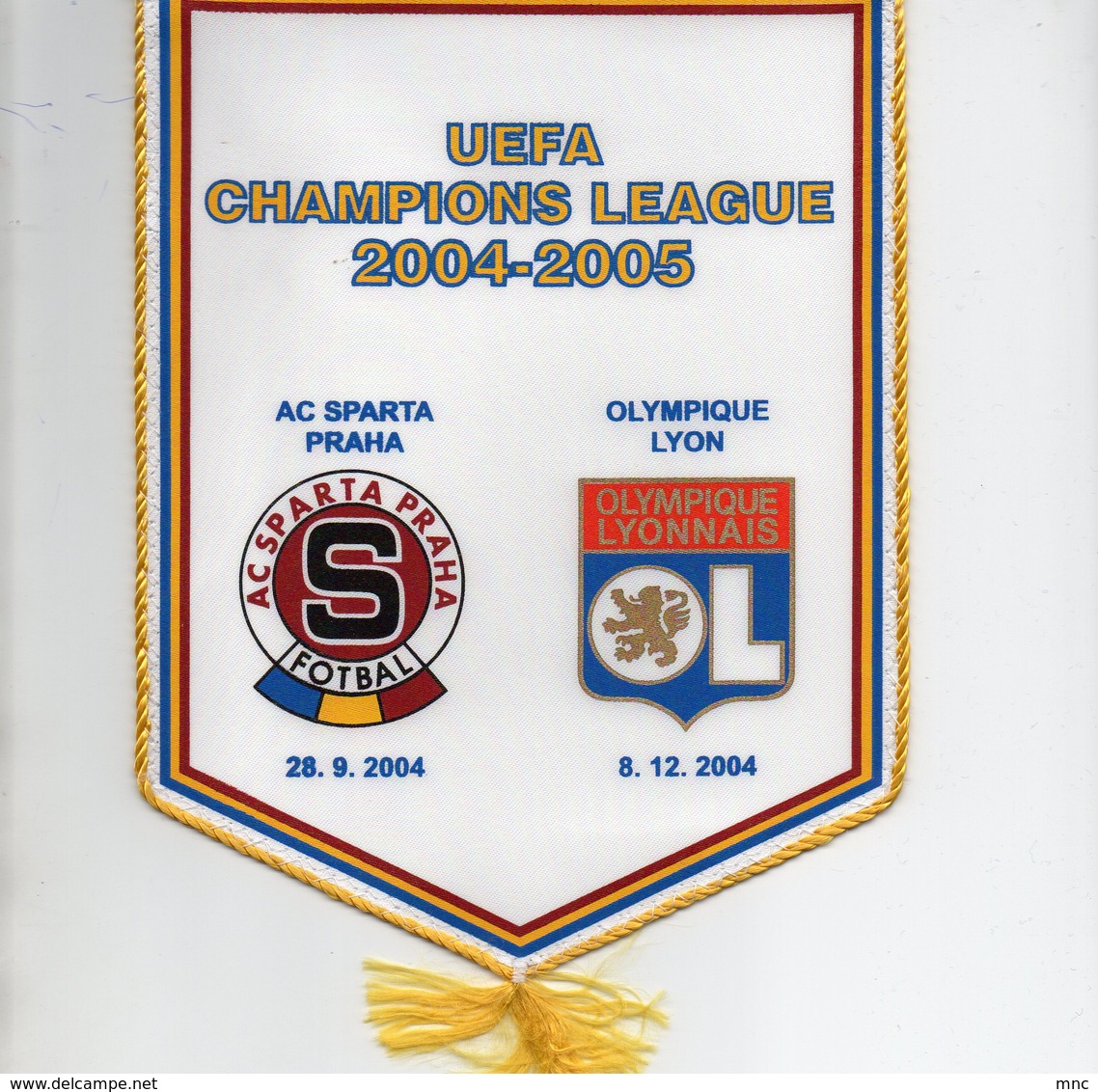 Fanion Ddu Match De Ligue Des Champiuons 2004/2005  Sparta Prague / Lyon - Habillement, Souvenirs & Autres